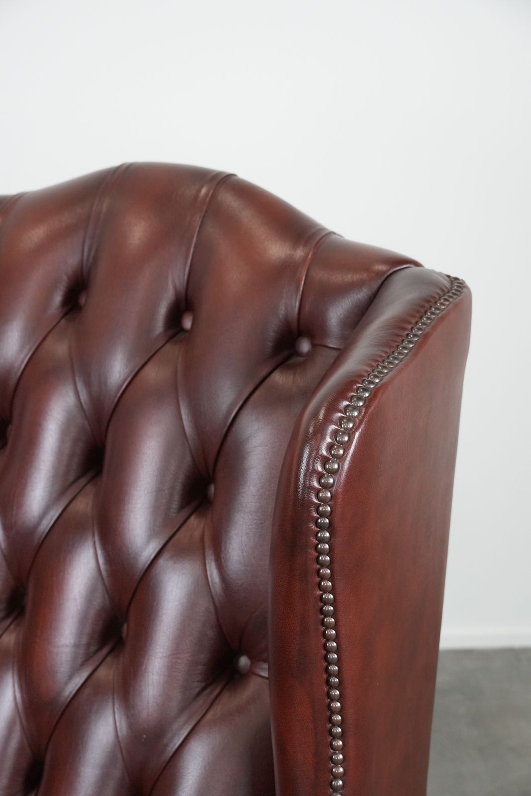 Meubels Klassieke Engelse Chesterfield Fauteuil Met Vleugelleuningen In Koeienleer, In Een Prachtige Rode Kleur photo