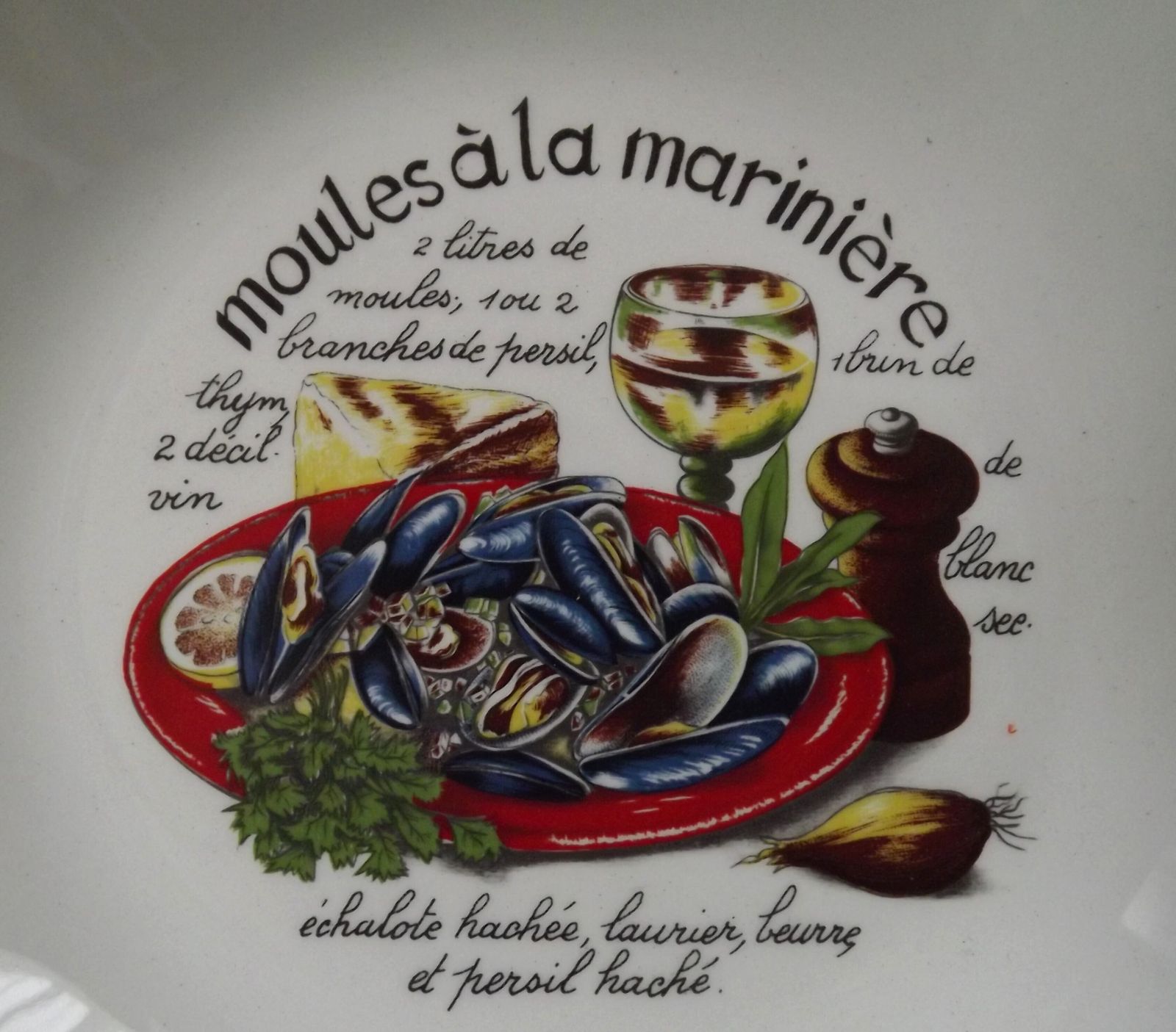 Ensemble de 6 bols à moules et grand plat de service en céramique Moulin des Loups, France photo buy