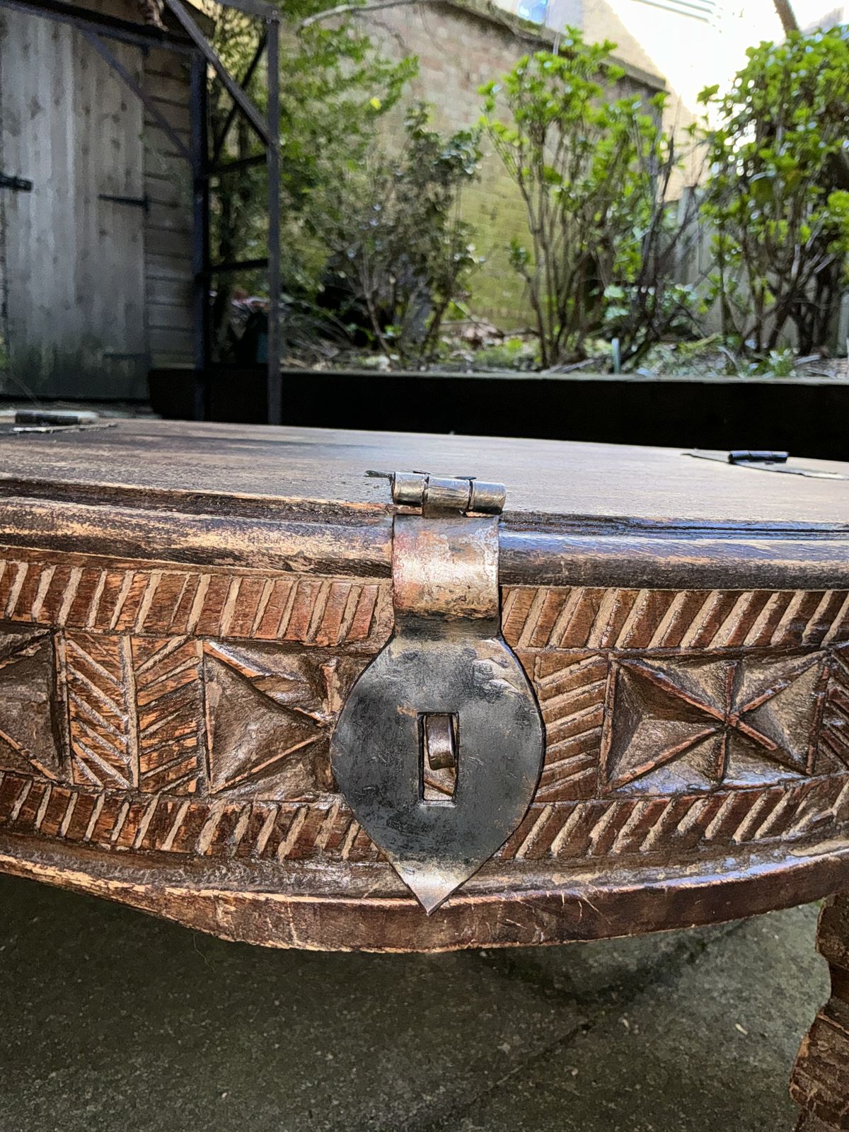 19th Century Antique Chakki Grinding Coffee Table With Hand Carved Teakwood Geometric Décor photo Furniture