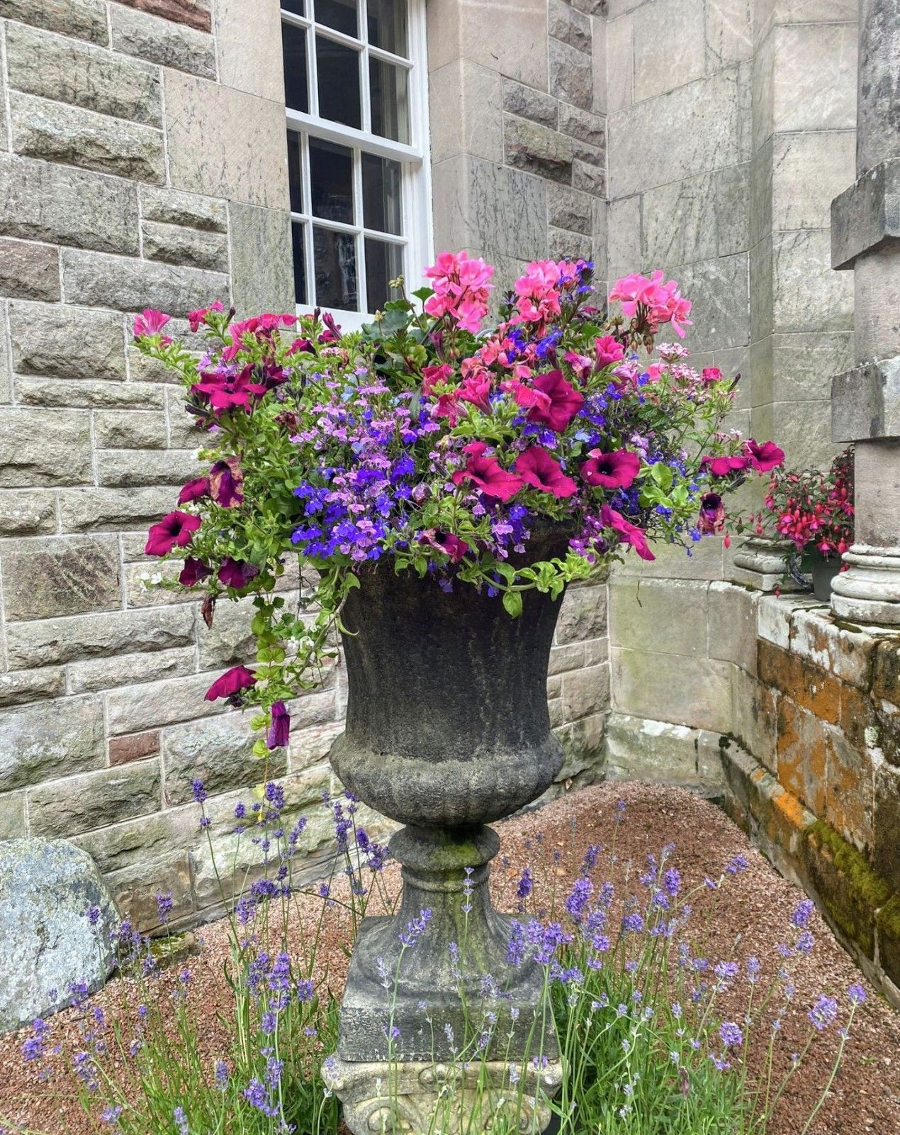 Vintage Style Pair Heathfield Urns English Stone Urns Delivery Available 0081 photo vinterior