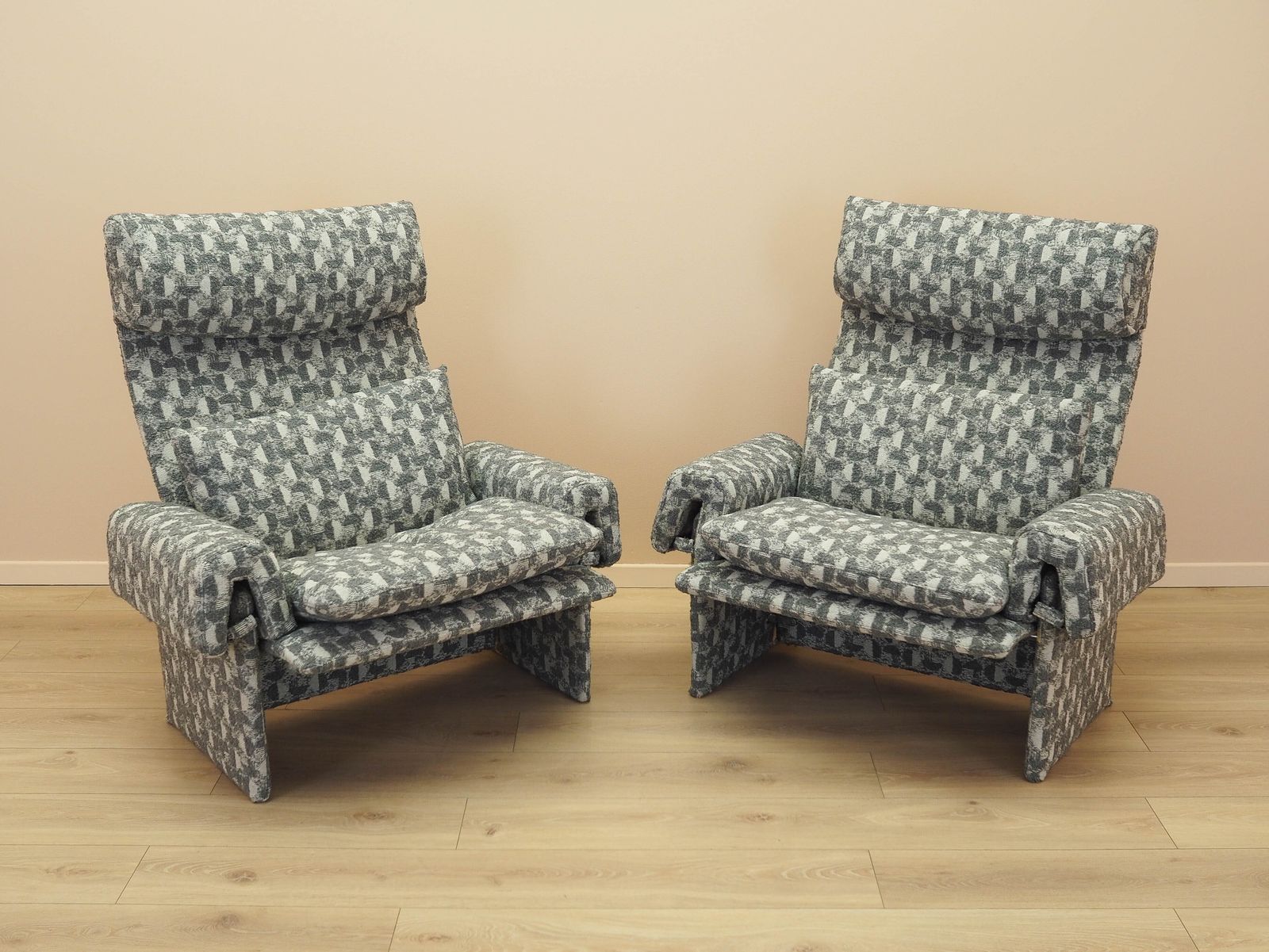 photo for sale Lounge Armchair, Italian Design, 1970s, Designer: Giovanni Offredi, Manufacturer: Saporiti