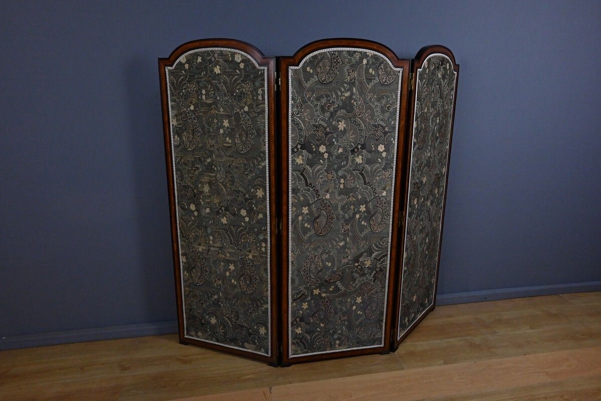 photo vintage Fabric, Mahogany Screen – 1900