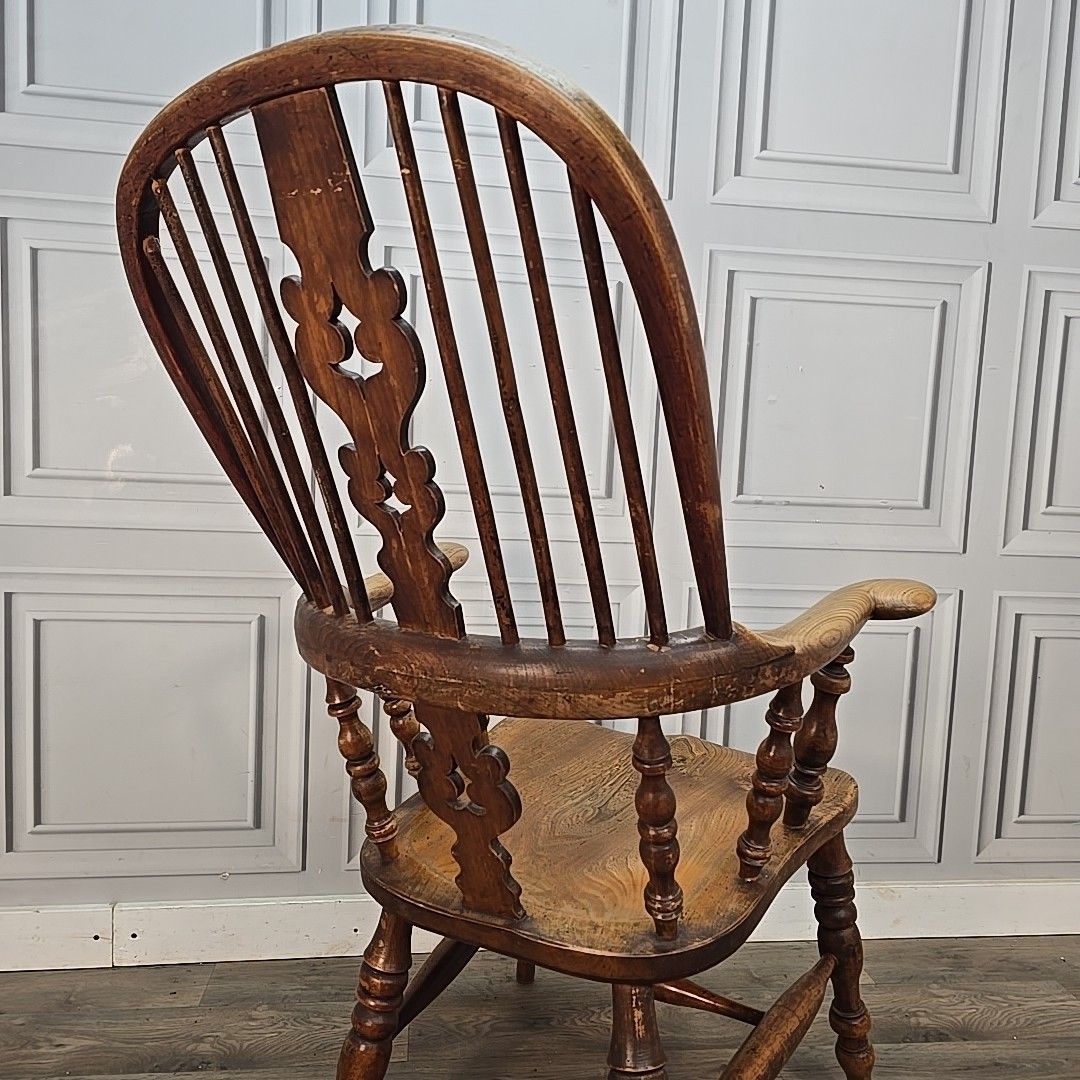 photo vintage Antique Windsor Armchair Elm Seat Hoop Back 19th Century Turned Wooden Chair