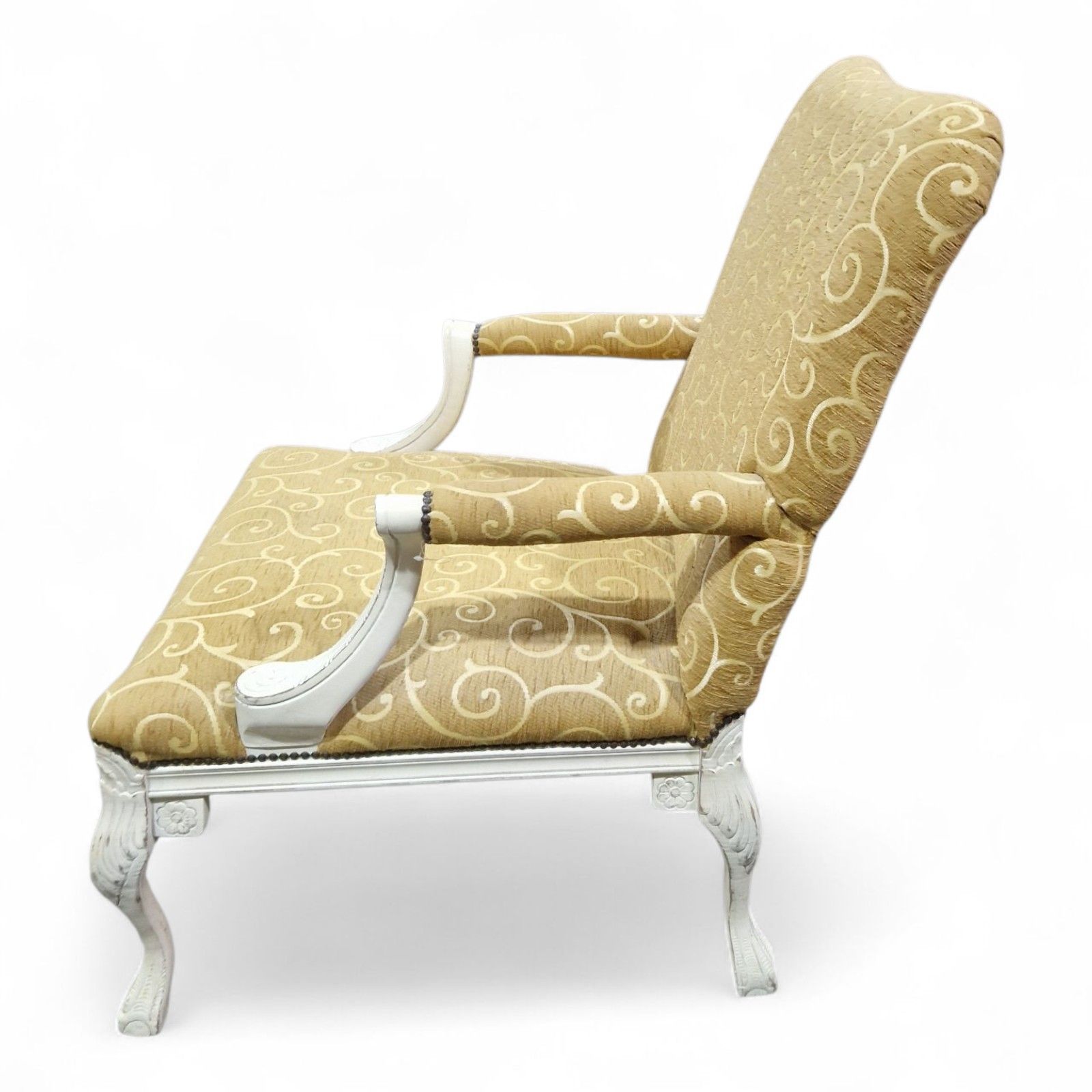 photo vintage Antique Style Carved Armchair Library Reading Chair Claw And Ball Feet