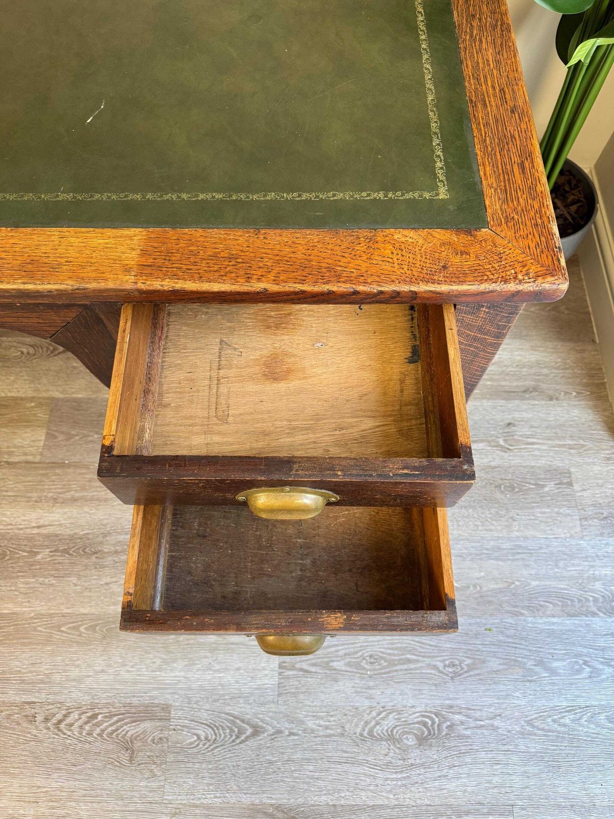 photo vinterior 1936 Vintage Presidential Writing Desk – Solid Oak With Original Leather Top | Office Furniture Executive Desk