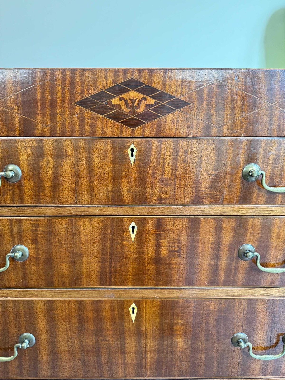 photo vintage Georgian Antique Mahongany And Strung Marquetry Chest Of Drawers