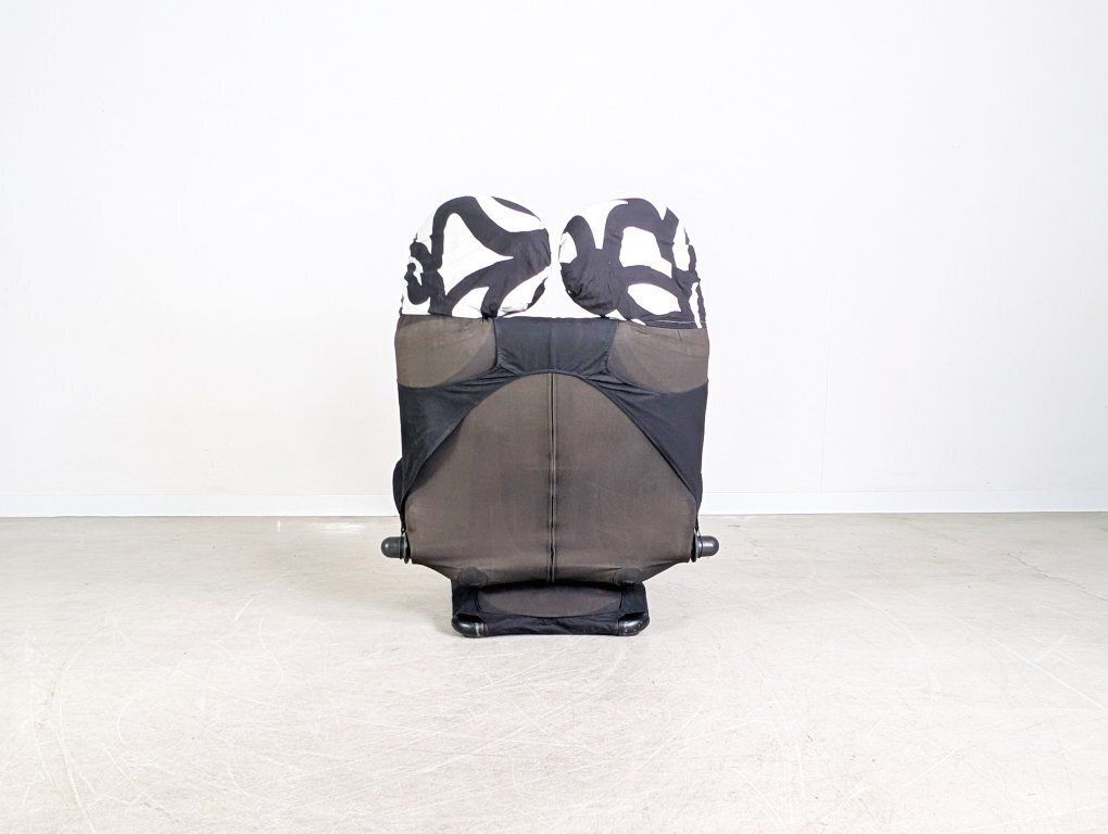 Original Cassina Wink Chair Toshiyuki Kita Black White photo vinterior