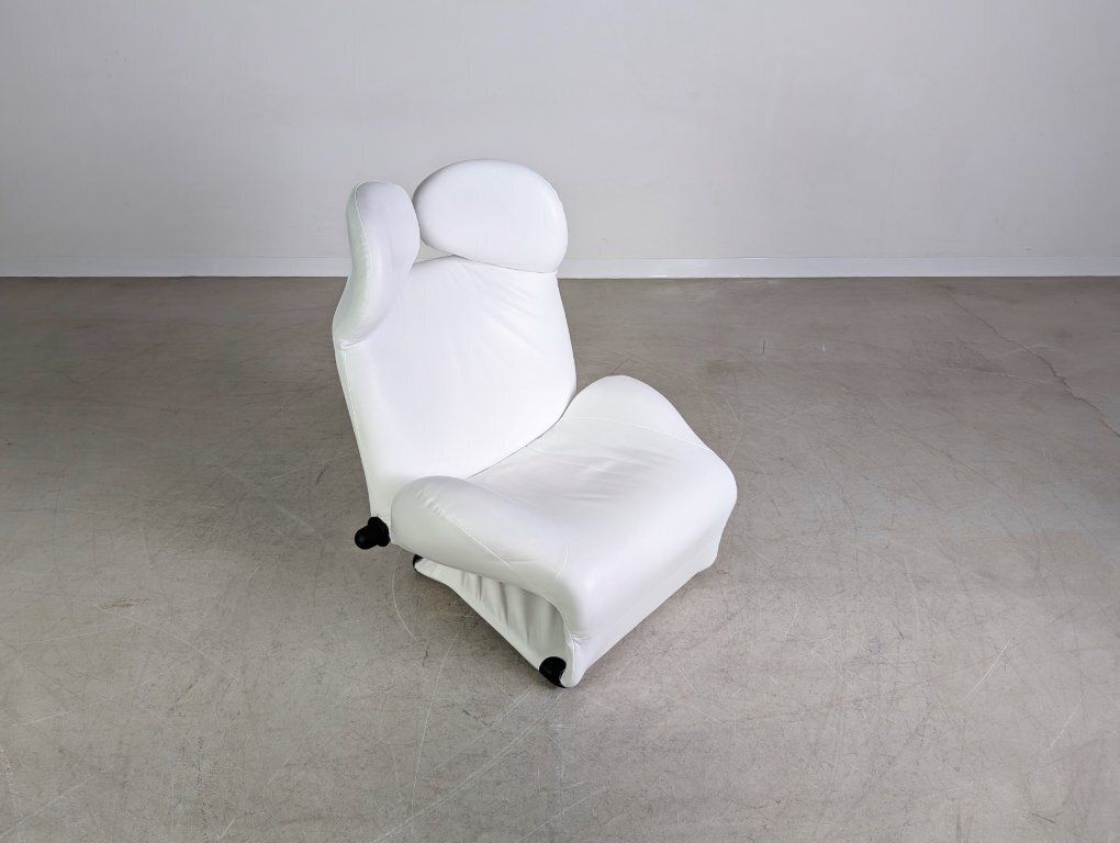 photo furniture Original Cassina Wink Chair Toshiyuki Kita Leather White Design