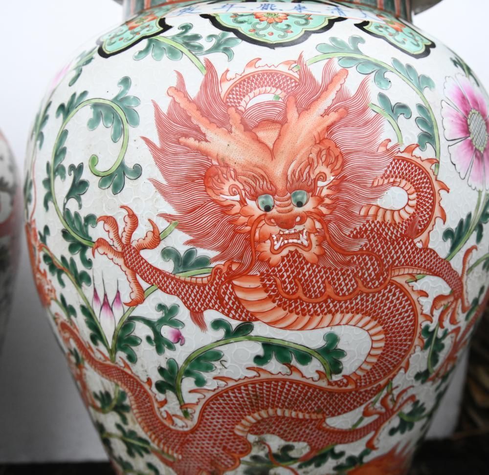 photo vinterior Chinese Qianlong Porcelain Lidded Dragon Vases Urns Pottery Ginger Jars