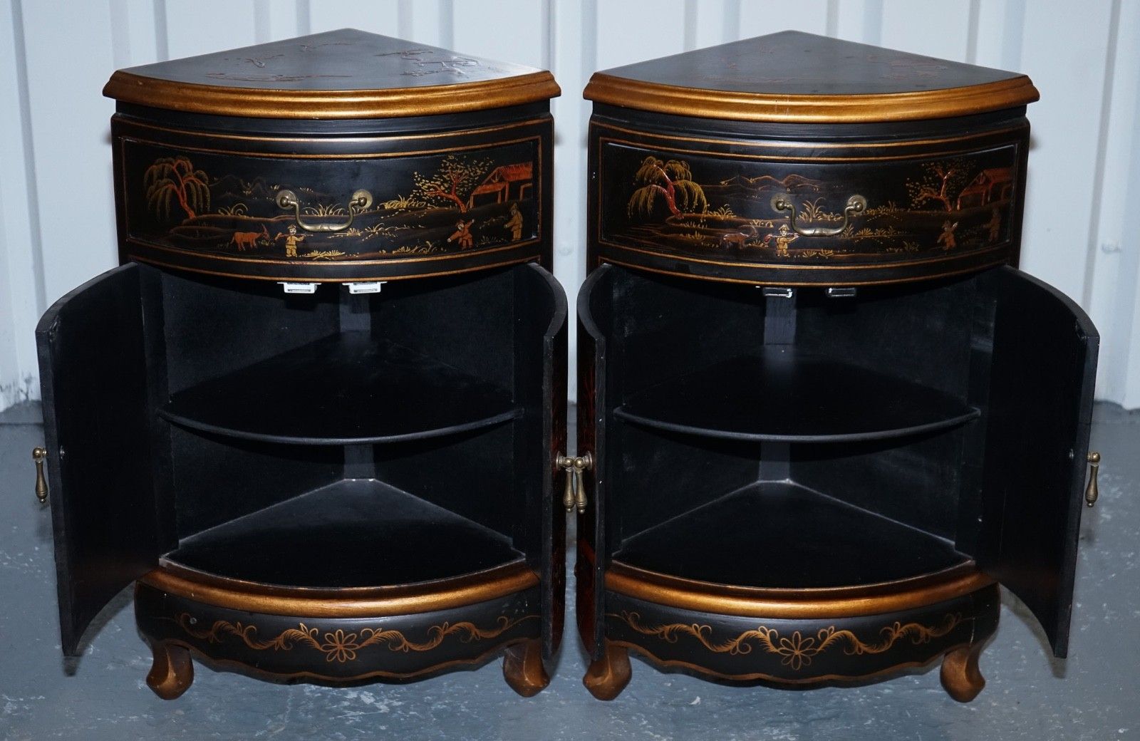 1150.0 Matching Pair Of Chinese Chinoiserie Decorative Corner Cabinets With Cupboard photo