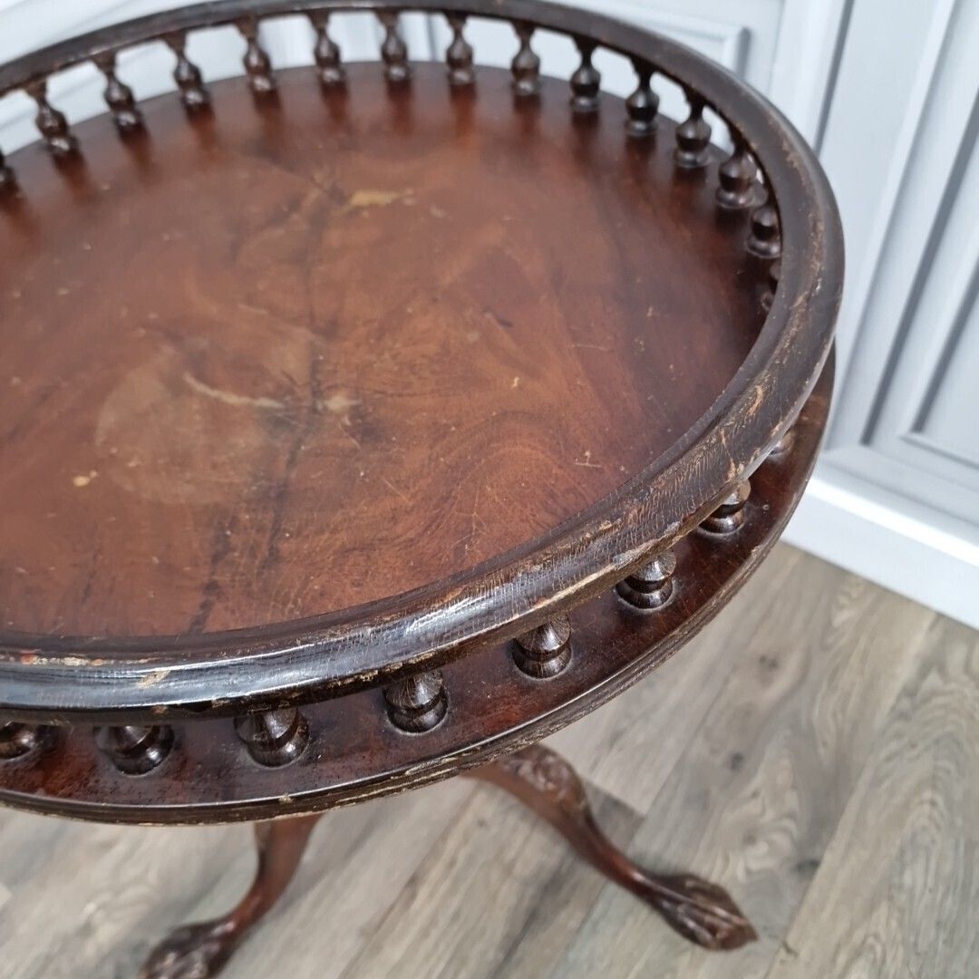 photo vintage Antique Lamp Table Vintage Turned Wood Mahogany Side Wine Pedestal Plant Stand