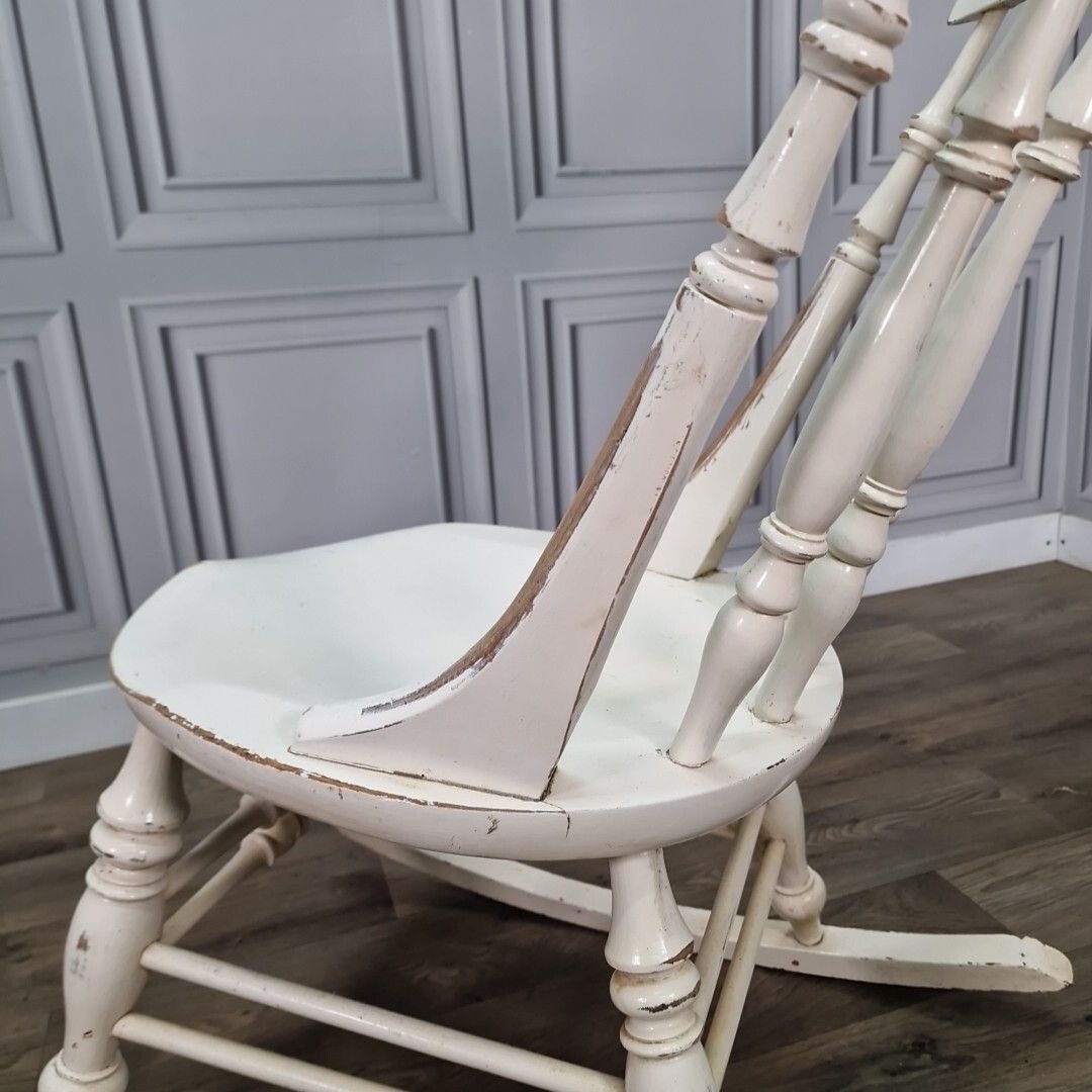 photo vintage Antique Rocking Chair Vintage Solid Wooden Turned Penny Base Seat Painted