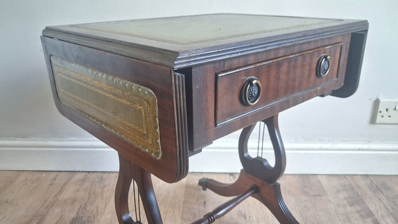 photo vintage 1980's Regency Revival Mahogany & Leather  Accent ,Drinks,Lamp,Side Table