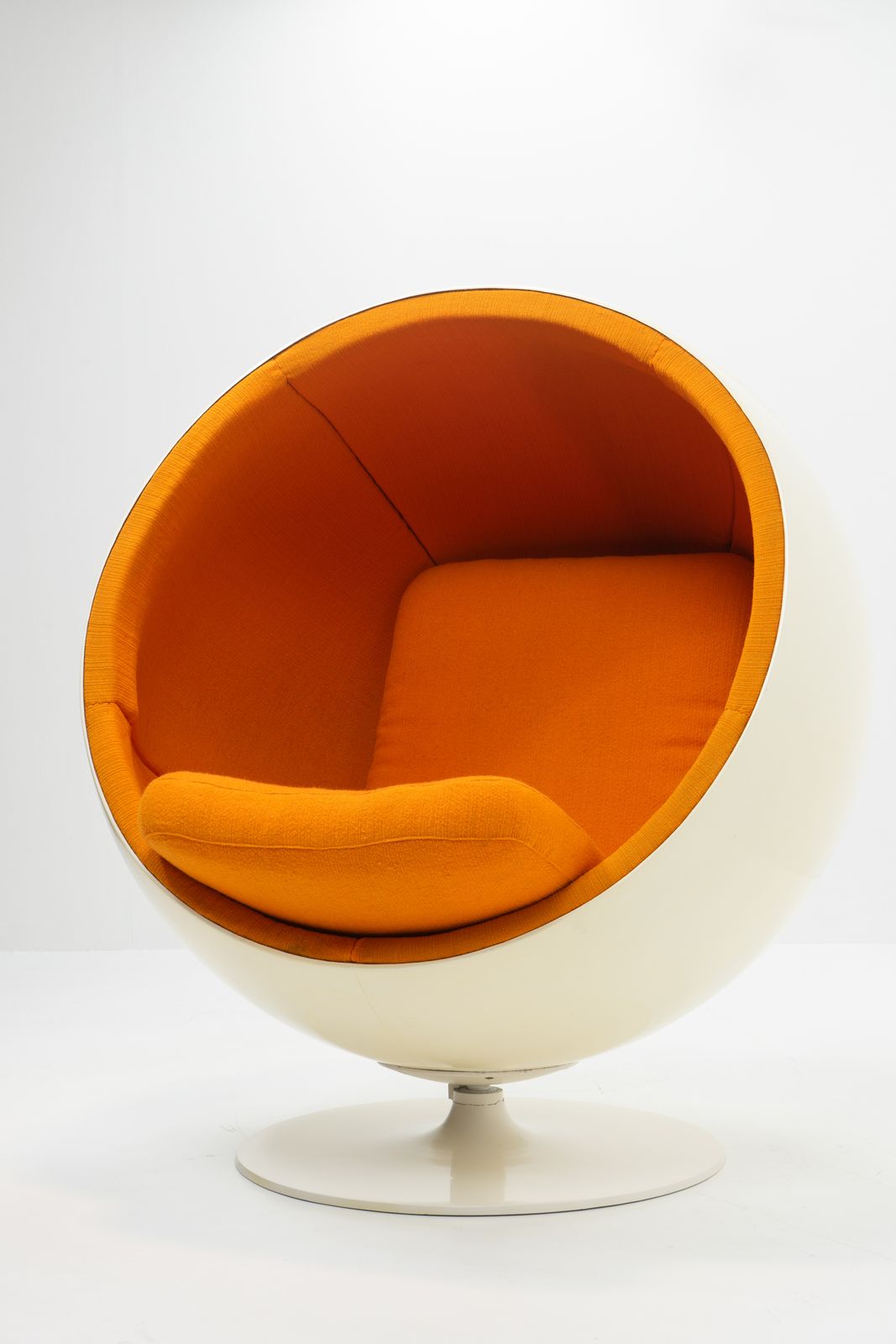 photo furniture Original 1st Edition Eero Aarnio Ball Chair For Asko, 1970s