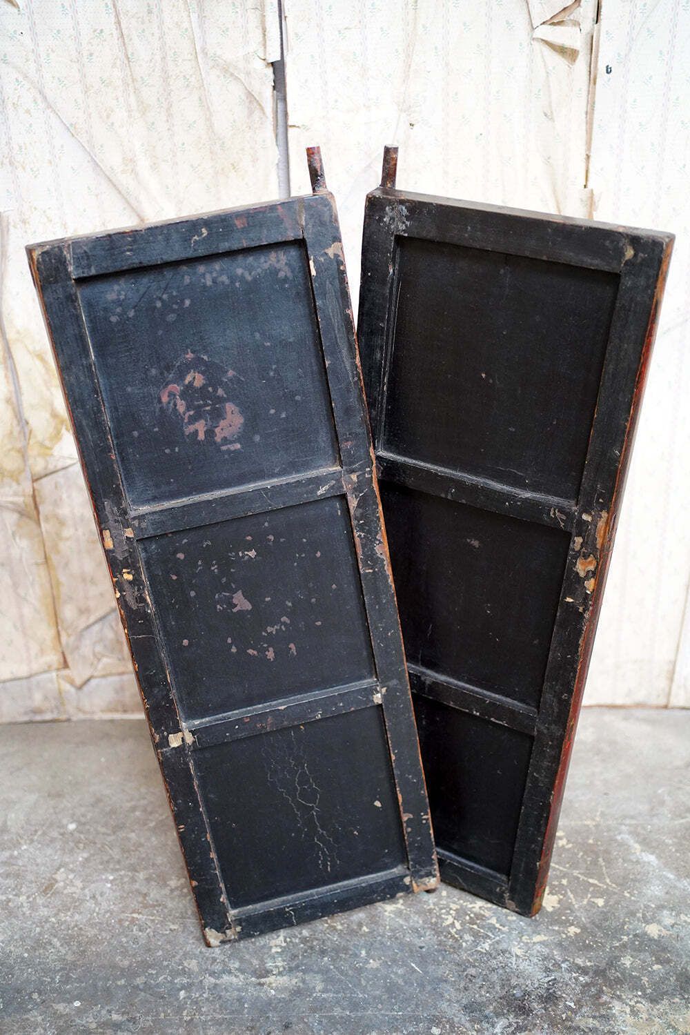 photo vinterior A Pair Of Late 19thc Chinese Red Lacquer Chinoiserie Cabinet Doors C.1890