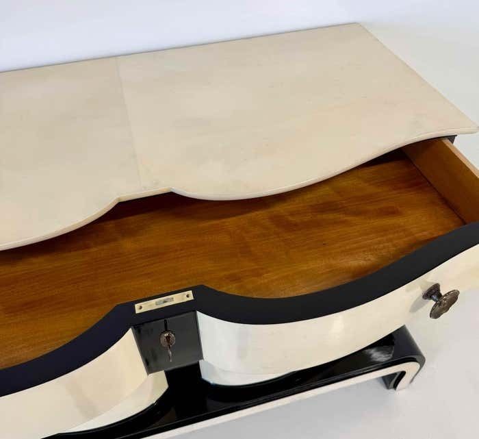 photo vinterior Art Deco Chest Of Drawers In Parchment And Black Lacquer Attr. Borsani 1940s
