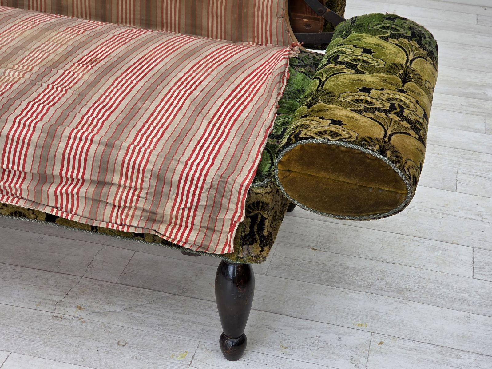 photo vintage 1930s, Danish 2 Seater Drop Arm Daybed/Sofa, Green Furniture Velour.