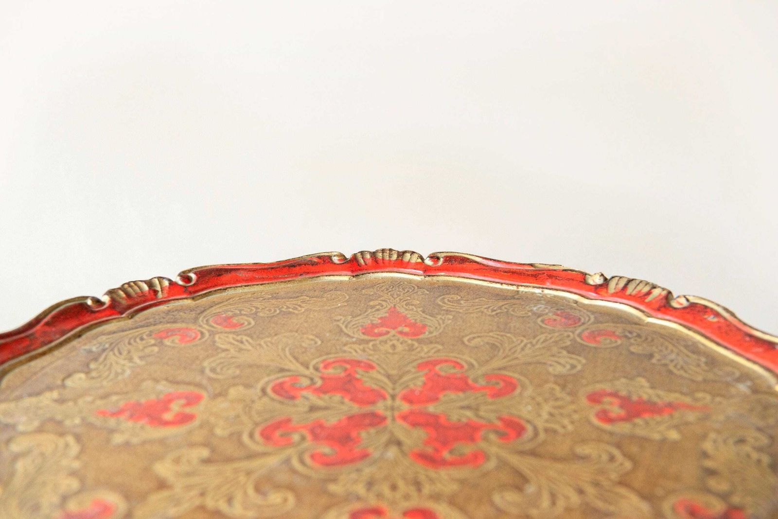 Vintage Italian Florentine Pedestal Side Table – Round Gilt Wood Accent Table With Scalloped Edge photo vintage