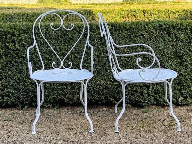 Set Of White Cast Iron Circular French Garden Table & Four Matching Chairs photo Garden Furniture
