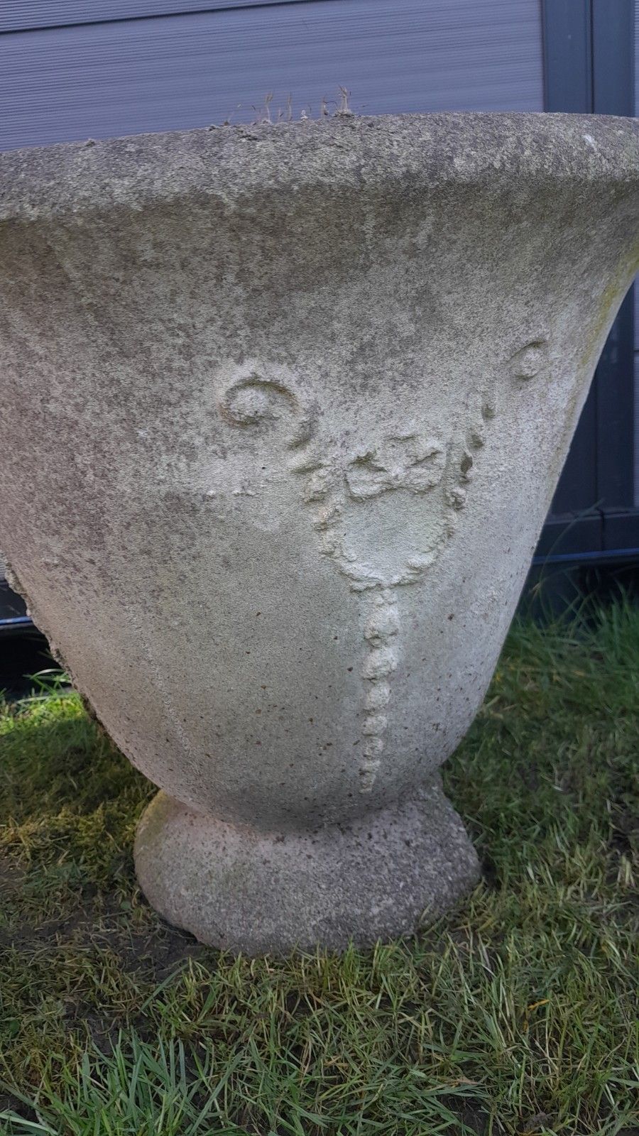 photo furniture Pair Of Beautiful 20th Century Cast Stone Weathered Urns