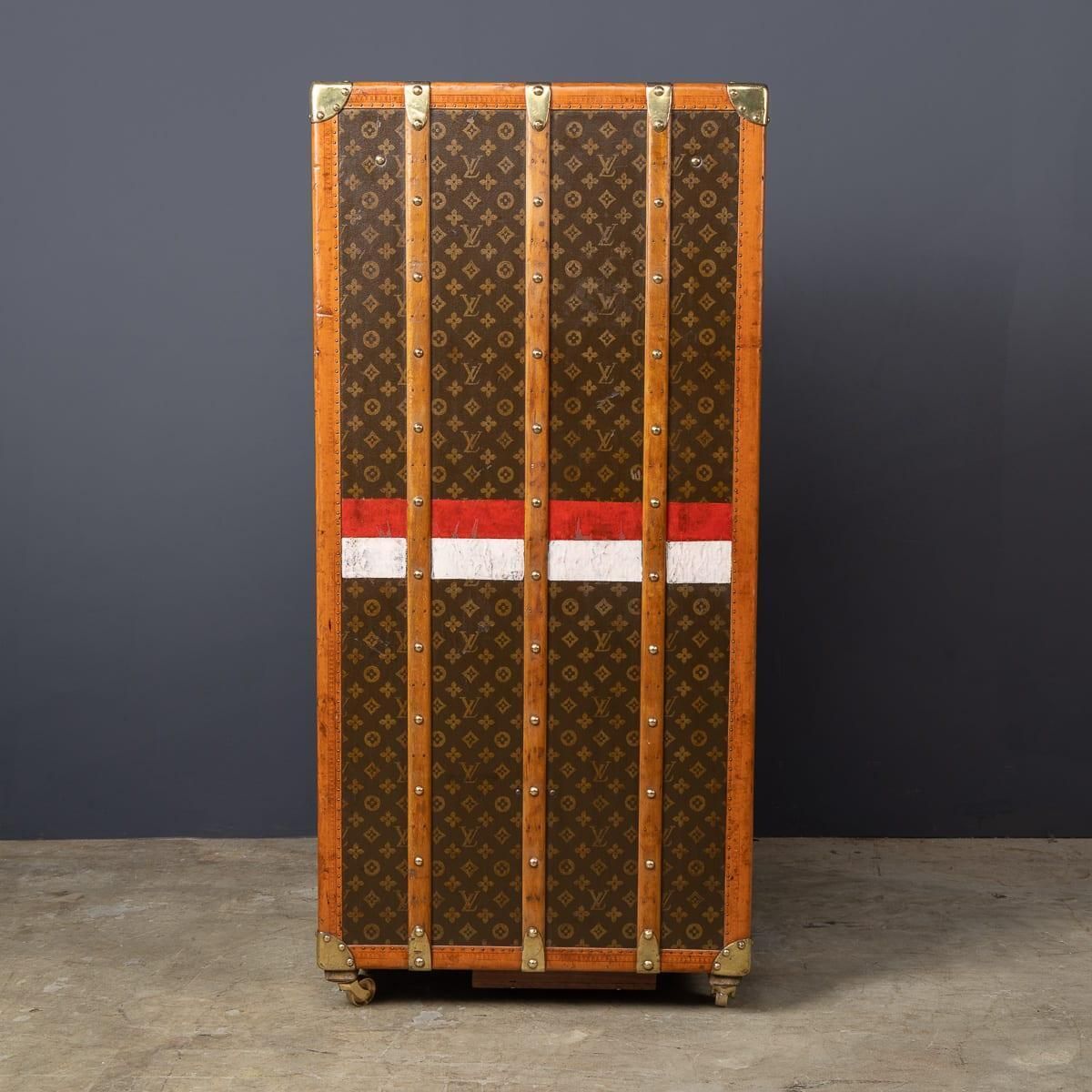 photo furniture Antique 20thc Louis Vuitton Trunk In Monogram Canvas With Built In Bar