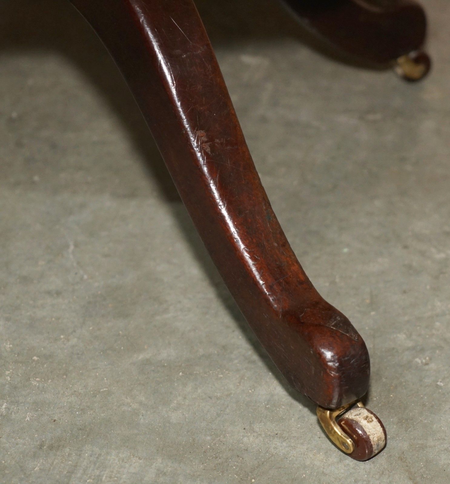 photo vintage Original Antique Victorian Fully Restored Deep Brown Leather Captains Chair