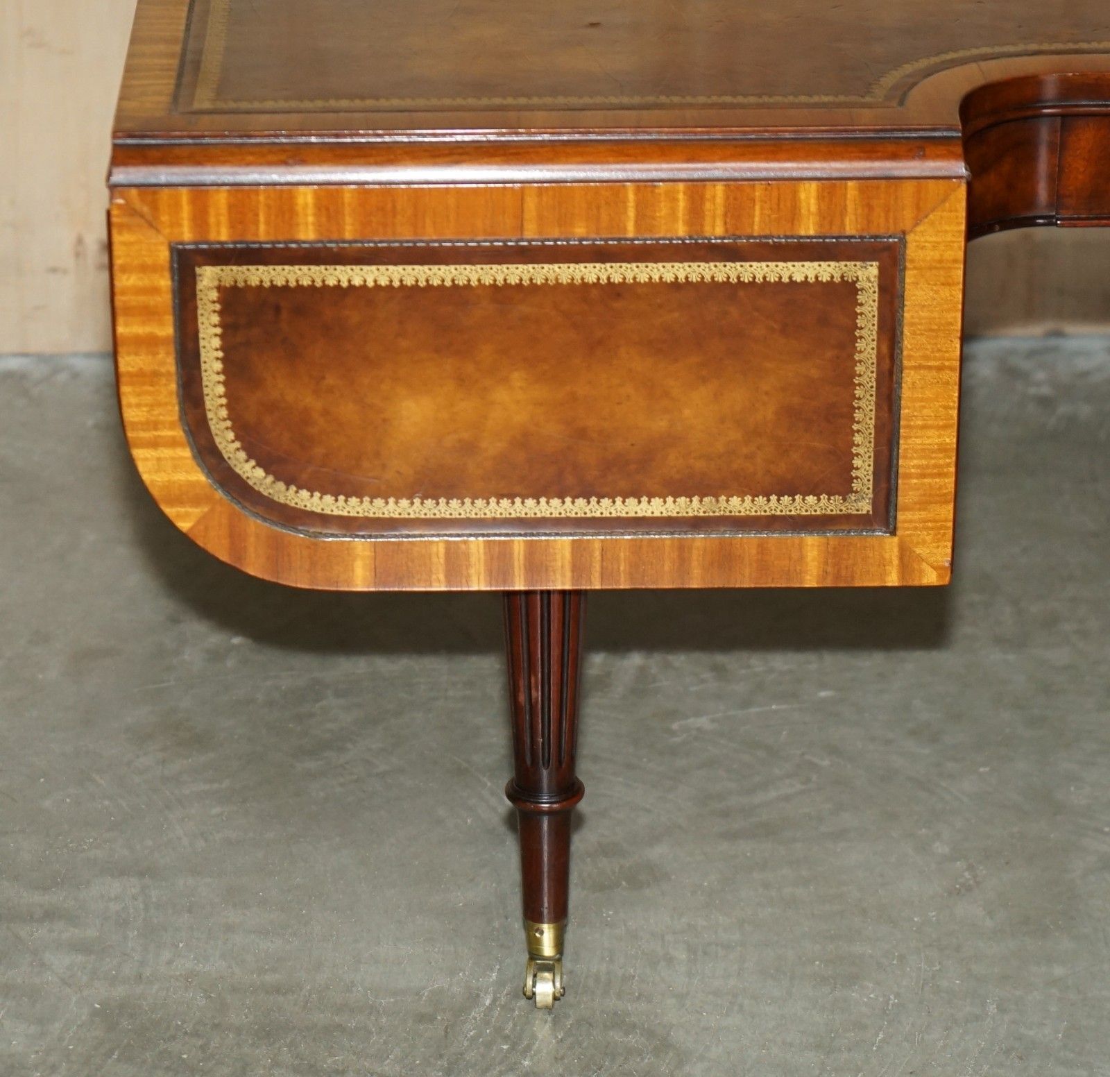 Stunning Heirloom Weiman Brown Leather Flamed Mahogany Extending Coffee Table photo 2350.0