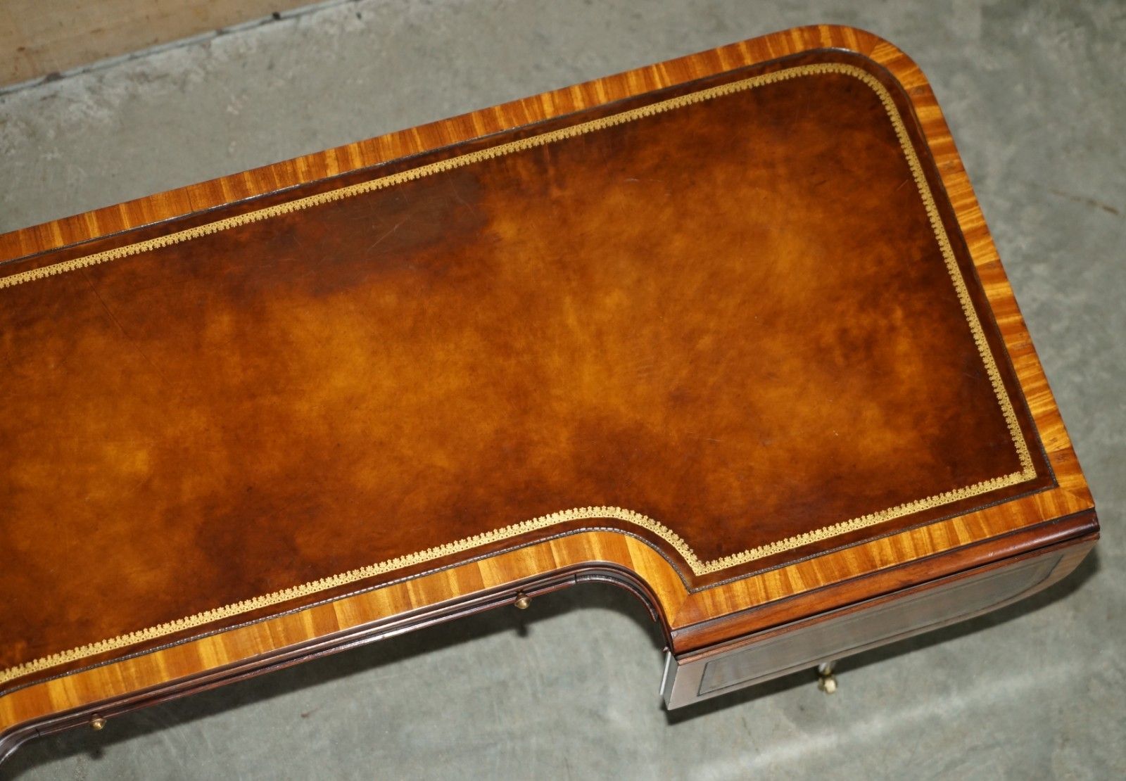 photo furniture Stunning Heirloom Weiman Brown Leather Flamed Mahogany Extending Coffee Table