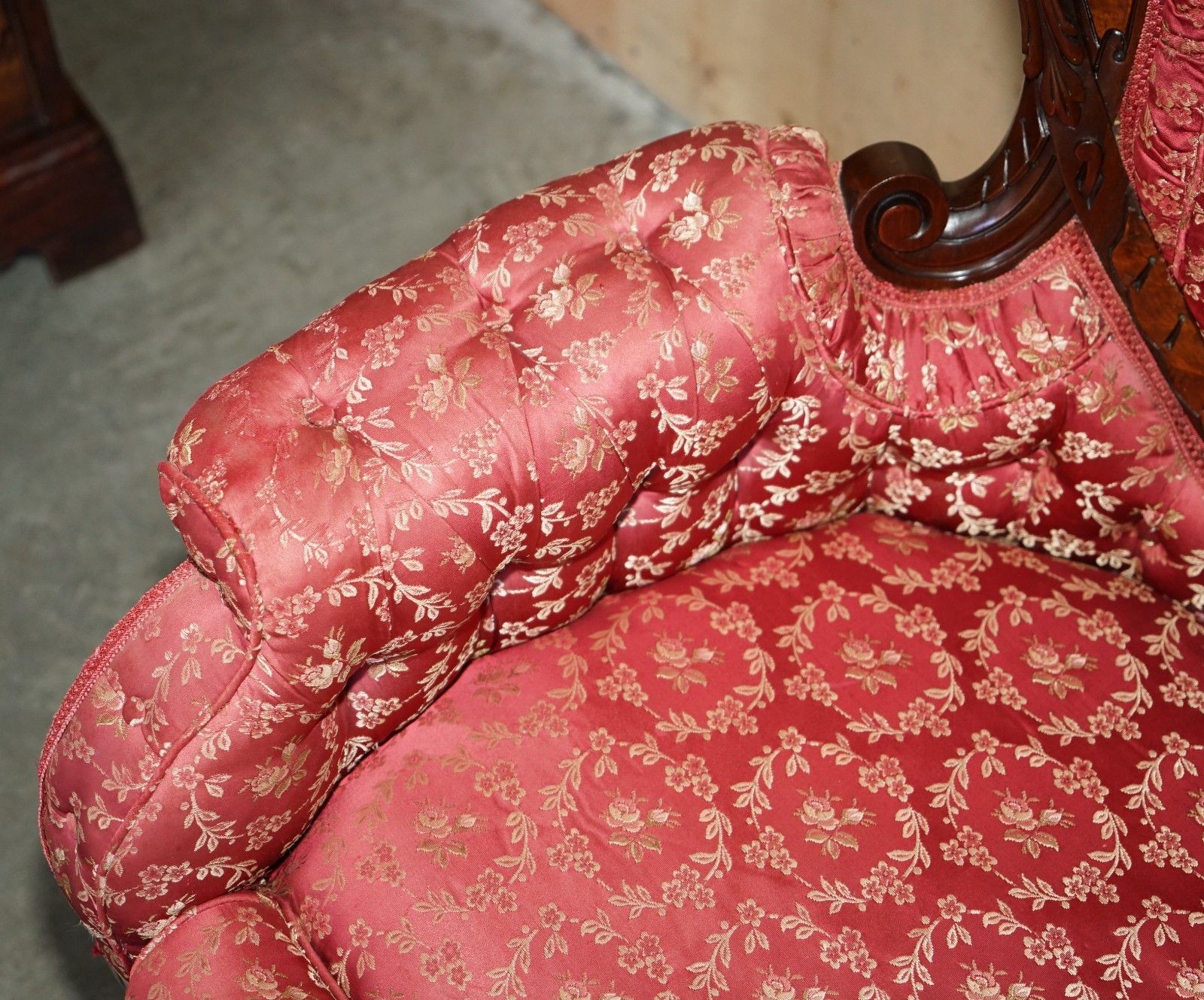 photo furniture Antique Victorian Flamed Mahogany Lion Carved Pair Of Armchairs Part Of A Suite