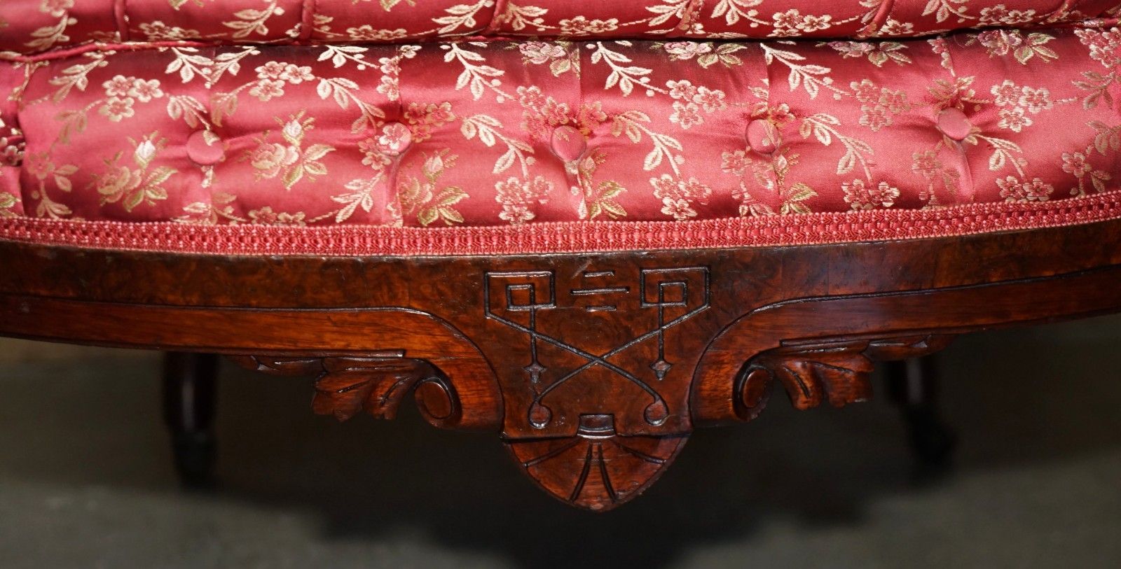 photo vinterior Antique Victorian Flamed Mahogany Lion Carved Pair Of Armchairs Part Of A Suite