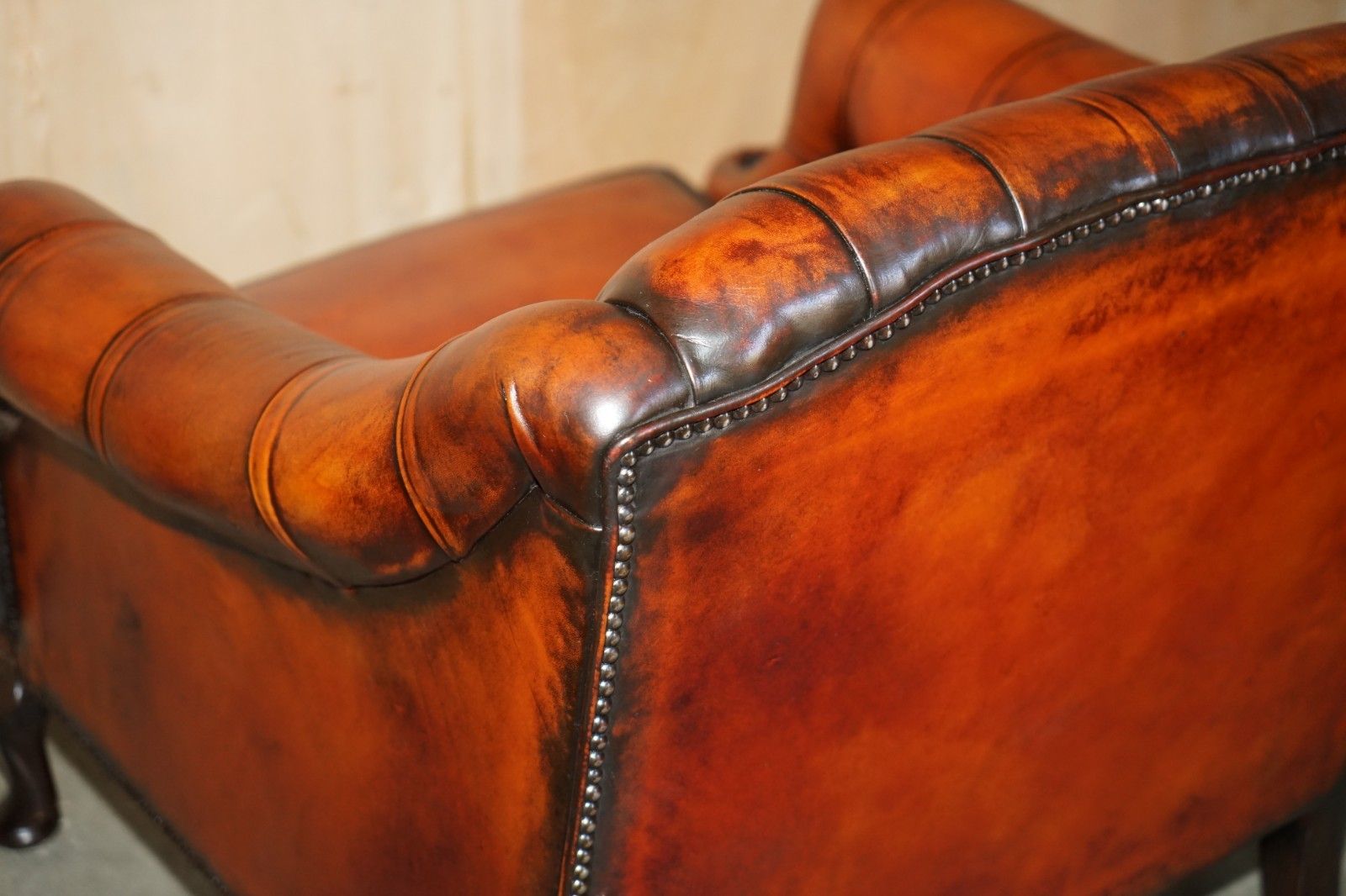 photo vintage Stunning 1960's Bordeaux Leather Restored Chesterfield Club Armchair & Footstool
