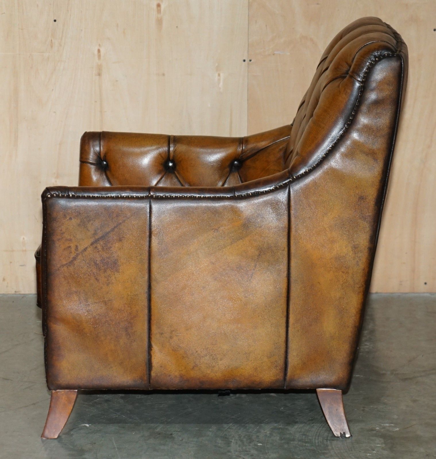 photo vintage Fully Restored Cigar Brown Leather Chesterfield Tufted Library Armchair