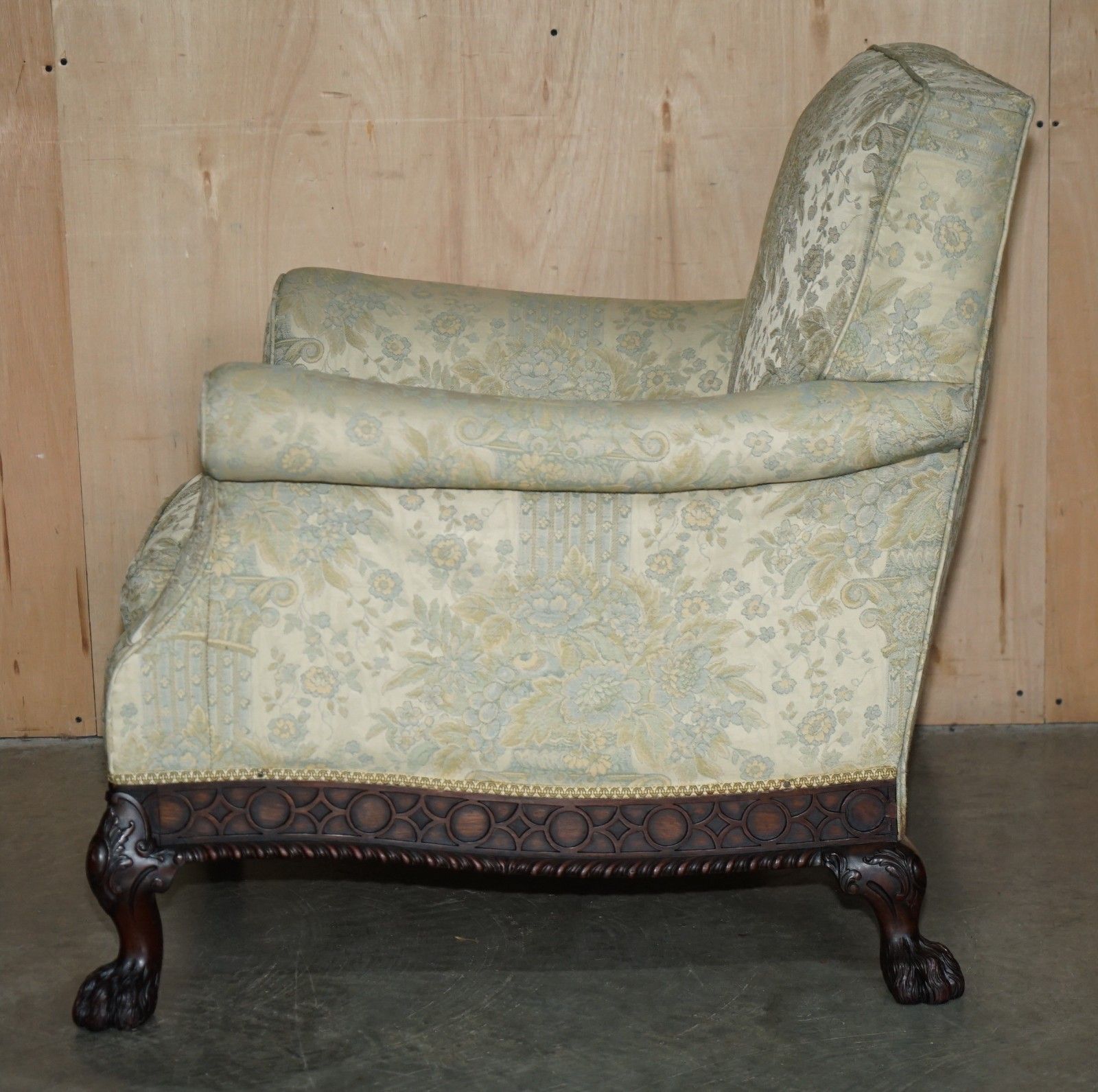 photo vintage Exquisite Antique Victorian Lion's Hairy Paw Feet Show Framed Mahogany Armchair