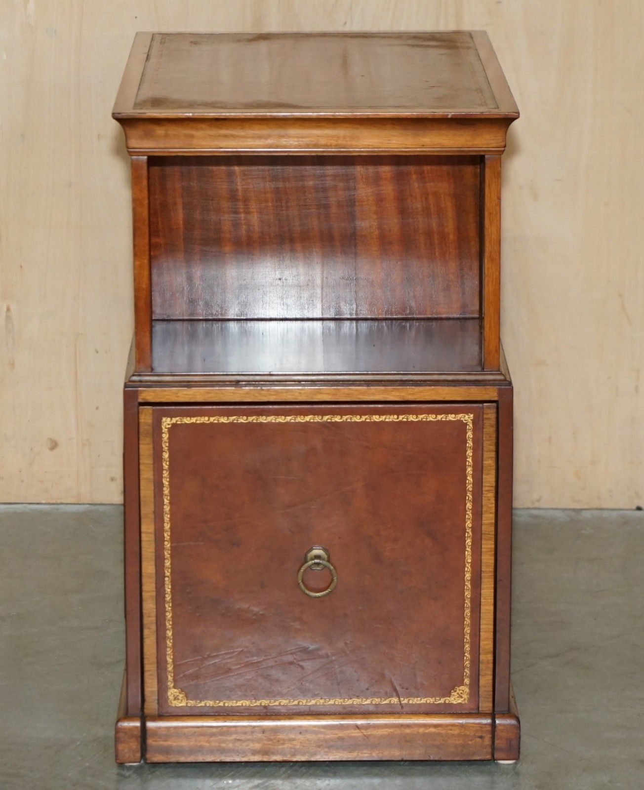 Exquisite Pair Of Unique Flamed Mahogany & Brown Leather Sliding Book Tables photo for sale