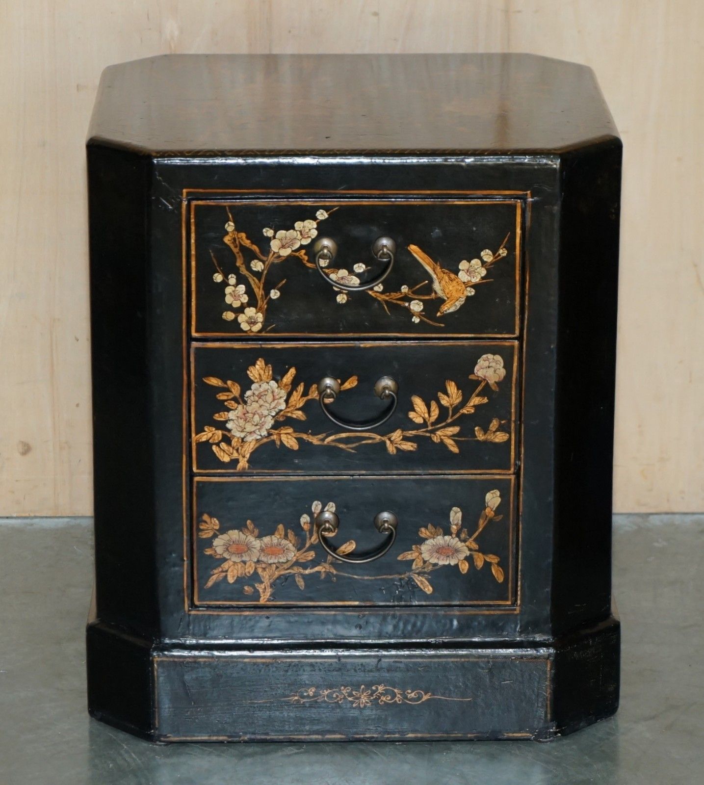 Pair Of Antique Cir 1920 Chinese Chinoiserie Lacquered & Gilt Nightstand Tables photo Furniture