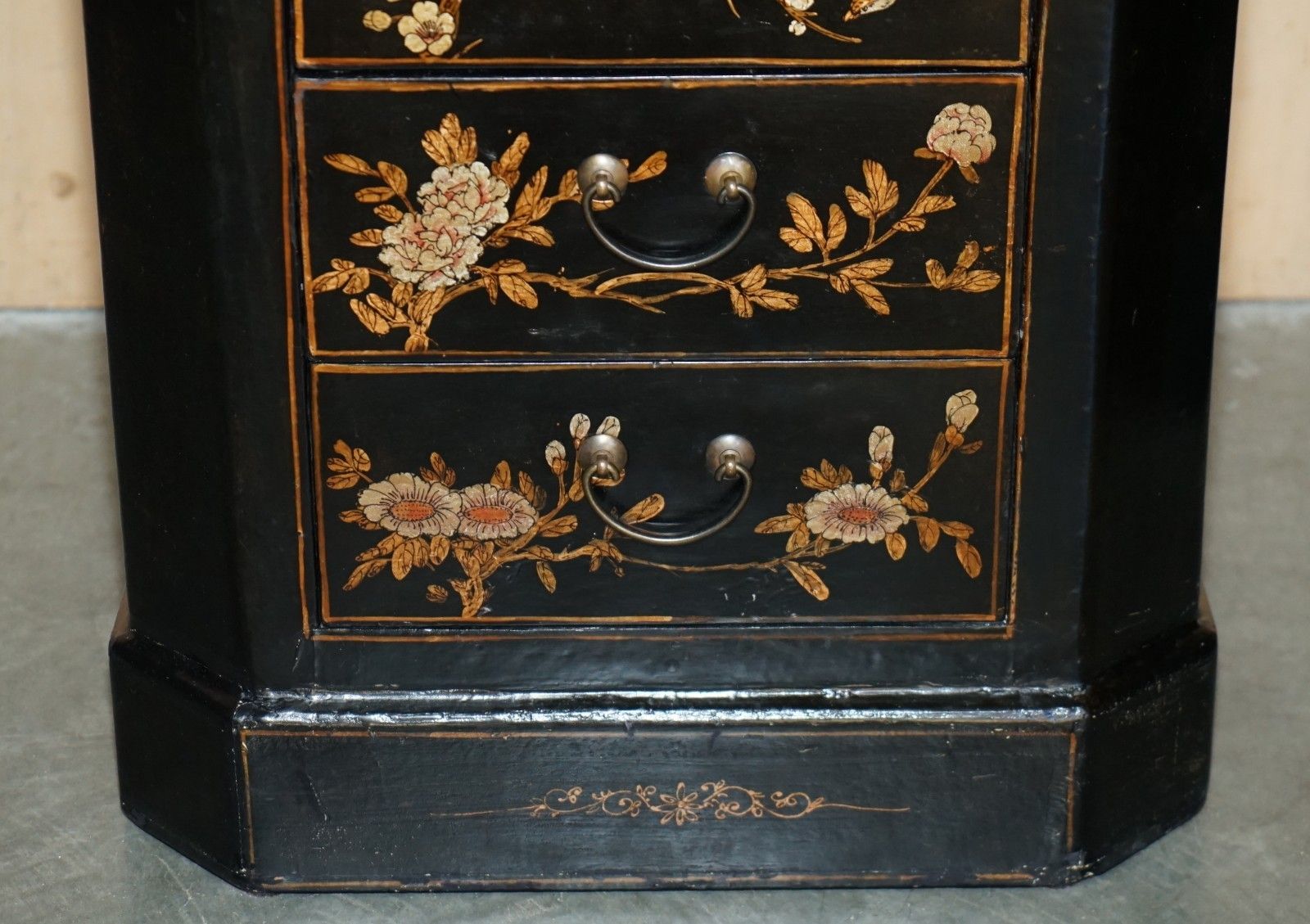 Pair Of Antique Cir 1920 Chinese Chinoiserie Lacquered & Gilt Nightstand Tables photo vinterior