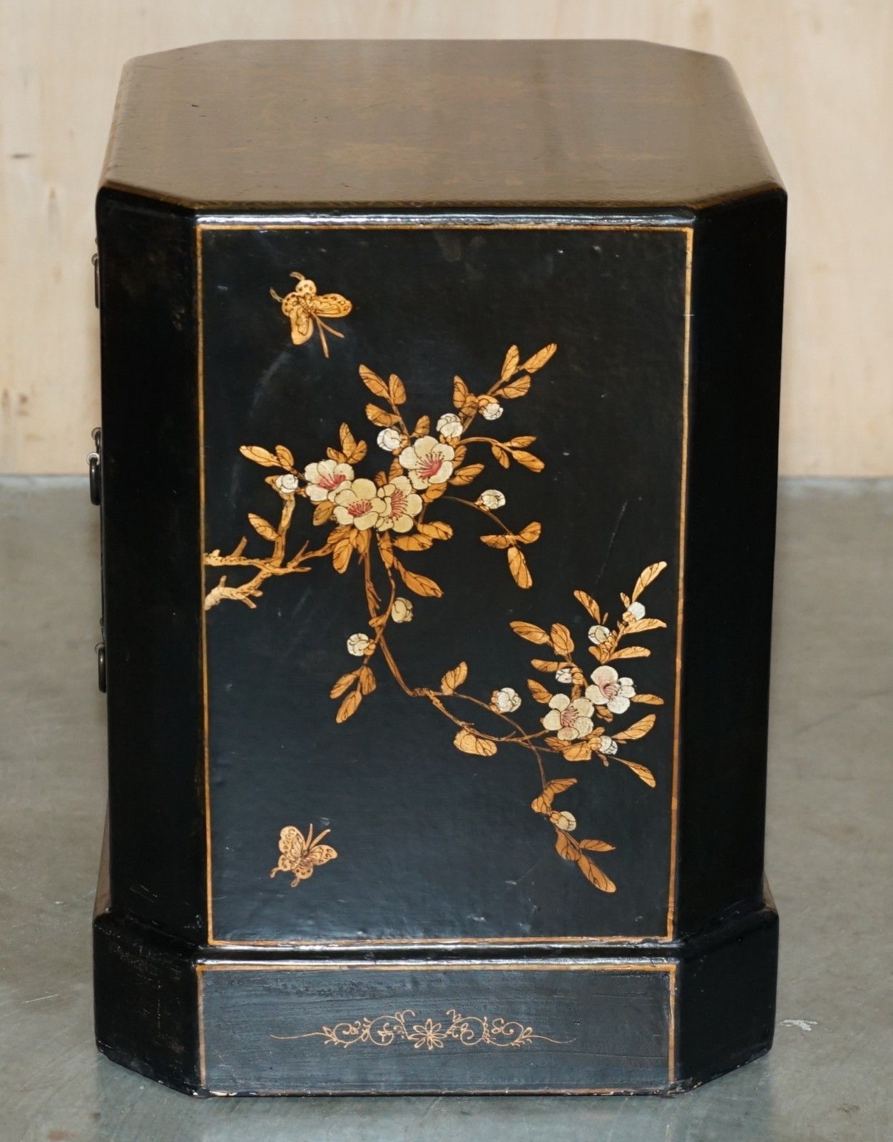photo vinterior Pair Of Antique Cir 1920 Chinese Chinoiserie Lacquered & Gilt Nightstand Tables