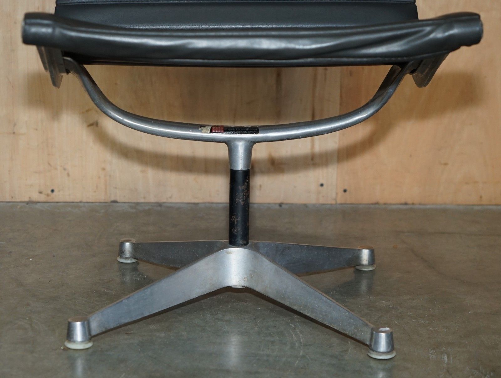 photo furniture Pair Of Vintage Herman Miller Hillie Stamped Black Leather Swivel Lounge Chairs