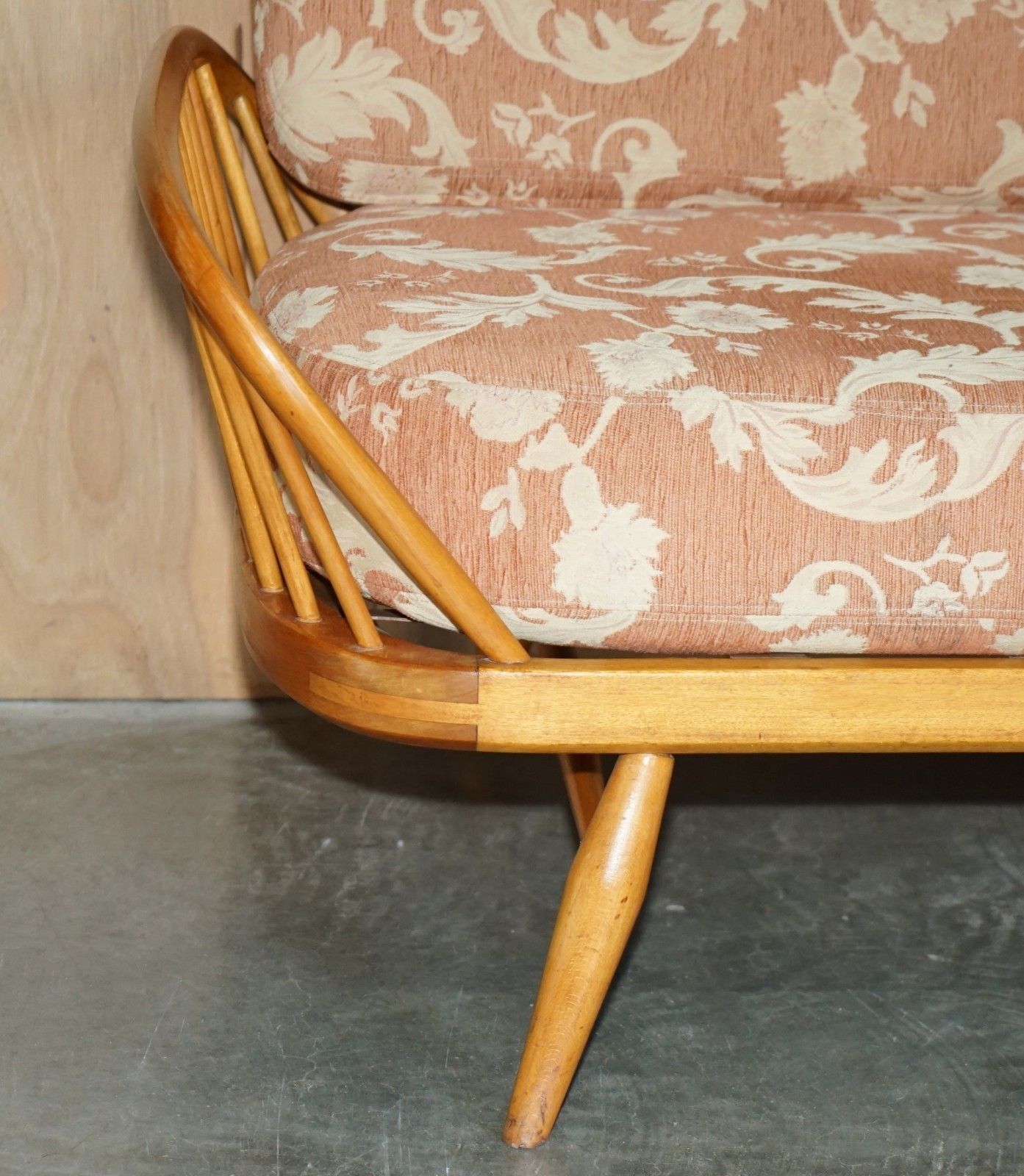 photo furniture Luxury Designer Ercol Windsor Studio 355 Sofa Daybed Blonde Wood Part Of A Suite