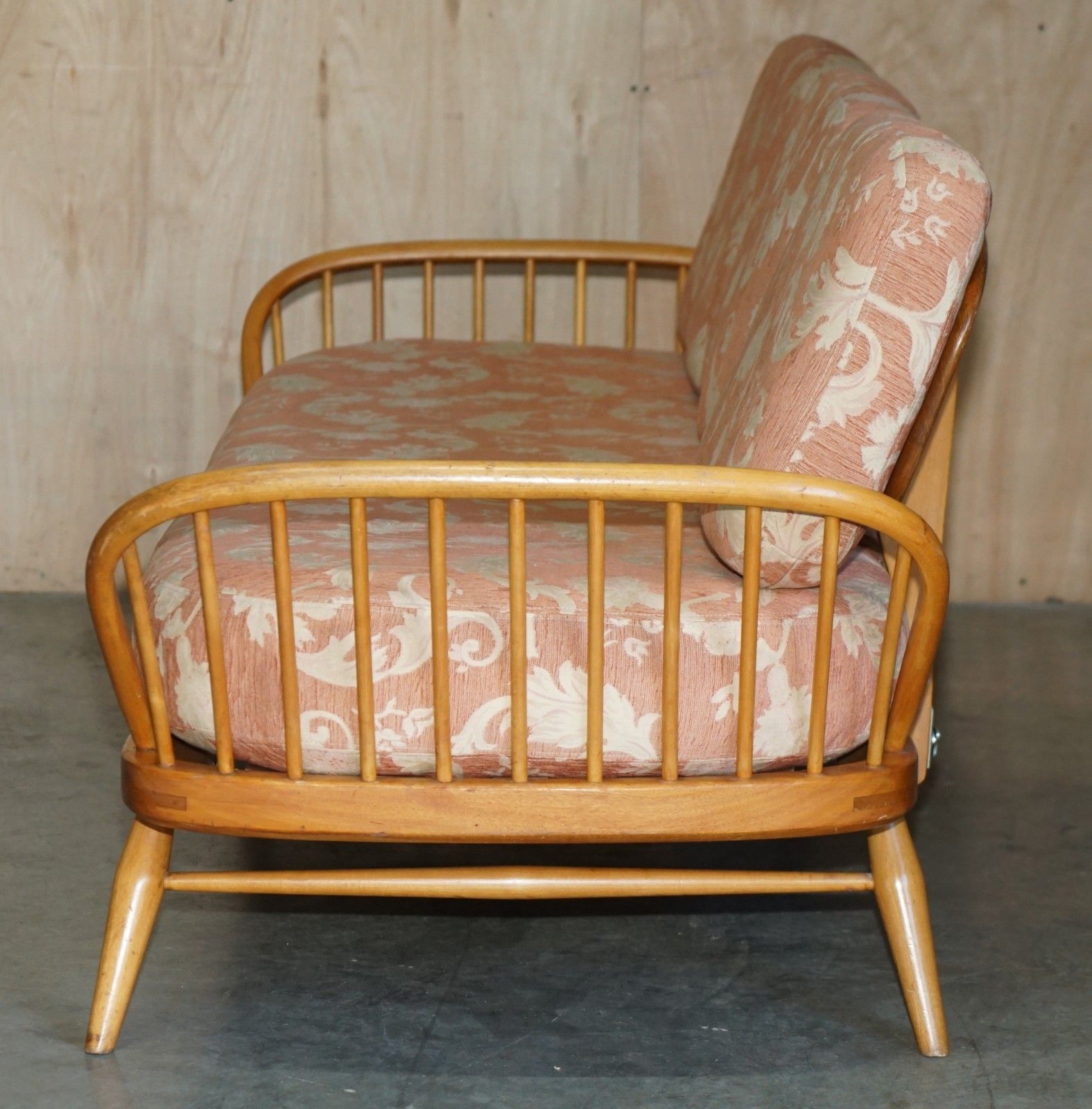 photo vintage Luxury Designer Ercol Windsor Studio 355 Sofa Daybed Blonde Wood Part Of A Suite