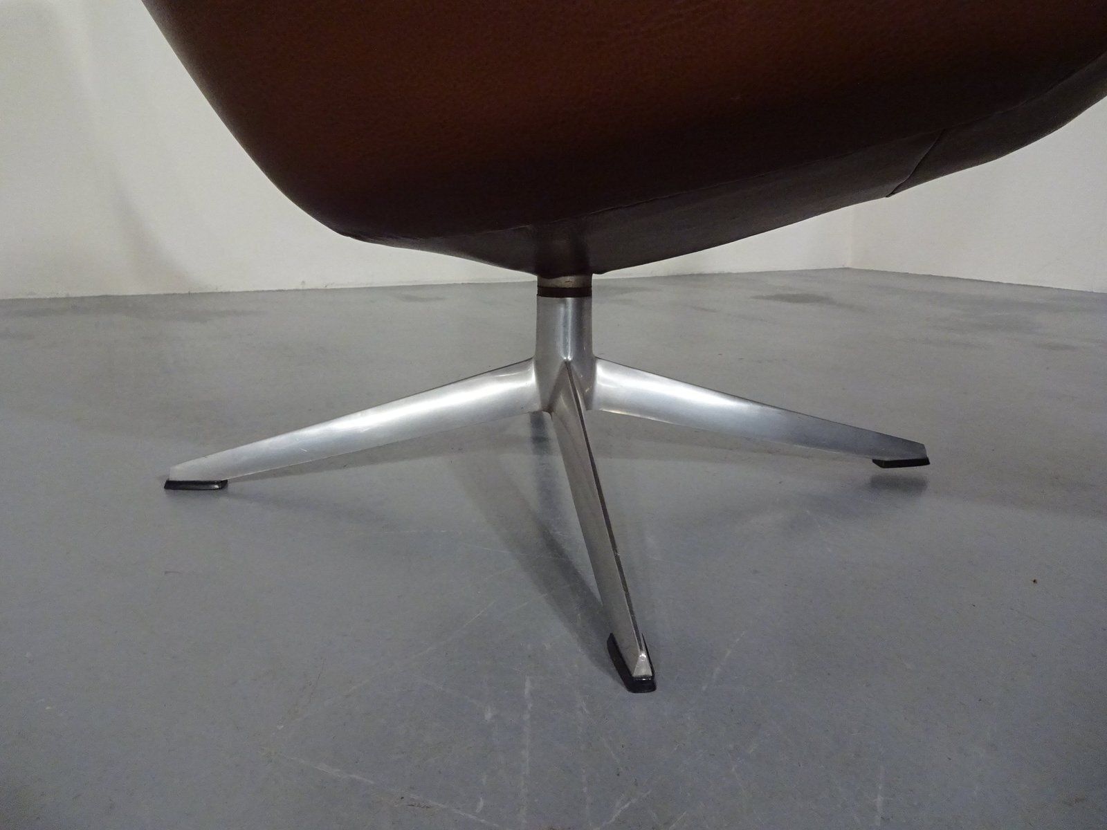 photo vintage Danish Pirouette Swivel Chair In Leather By H. W. Klein For Bramin, 1960s