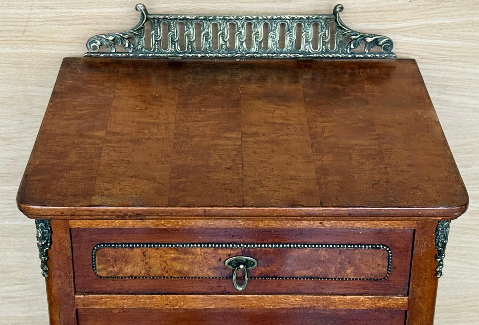 Paire de tables de chevet françaises en acajou, tiroir, porte et crête en bronze photo buy