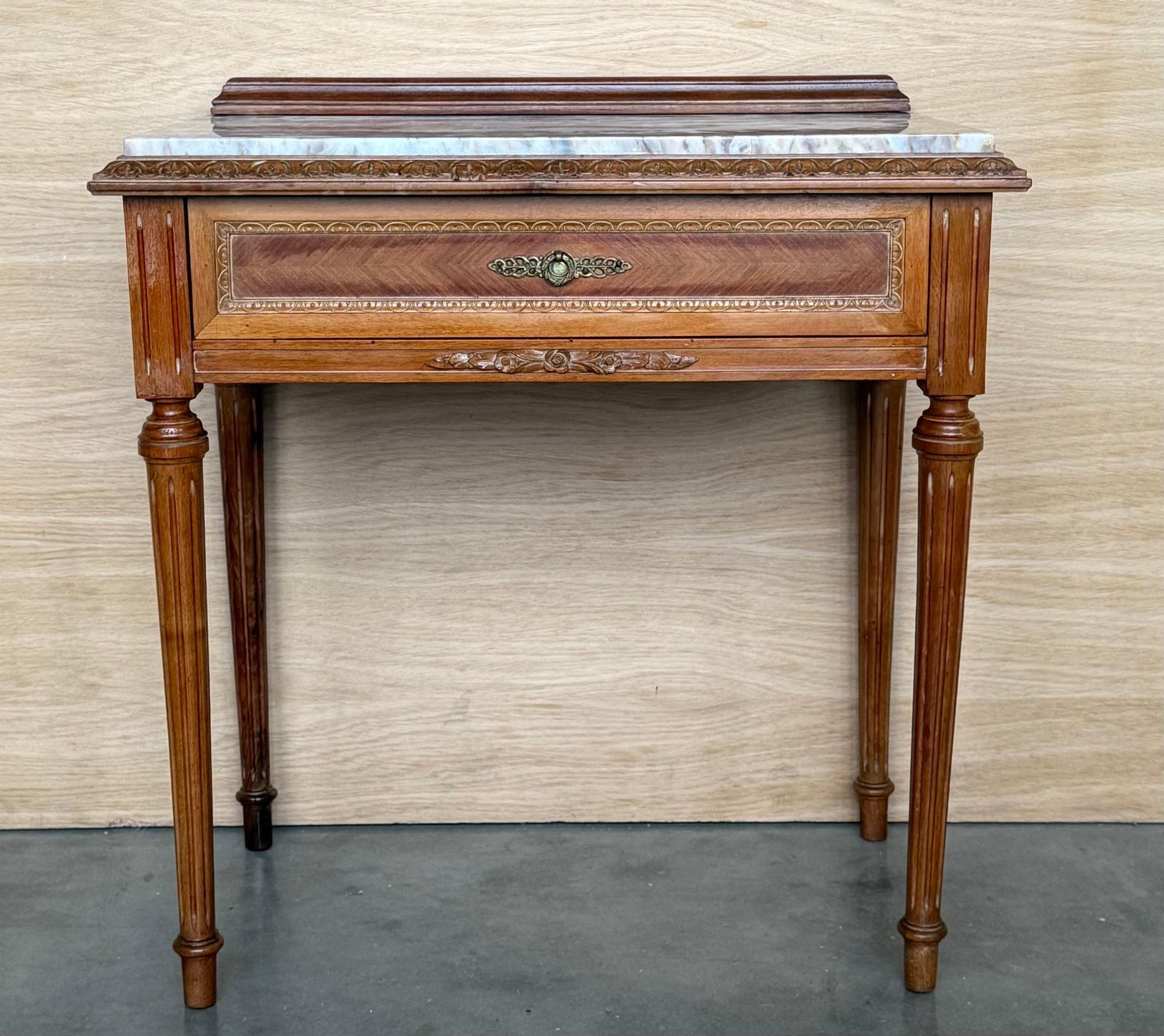 Tables de chevet françaises en bois sculpté, années 1940, lot de 2 photo furniture