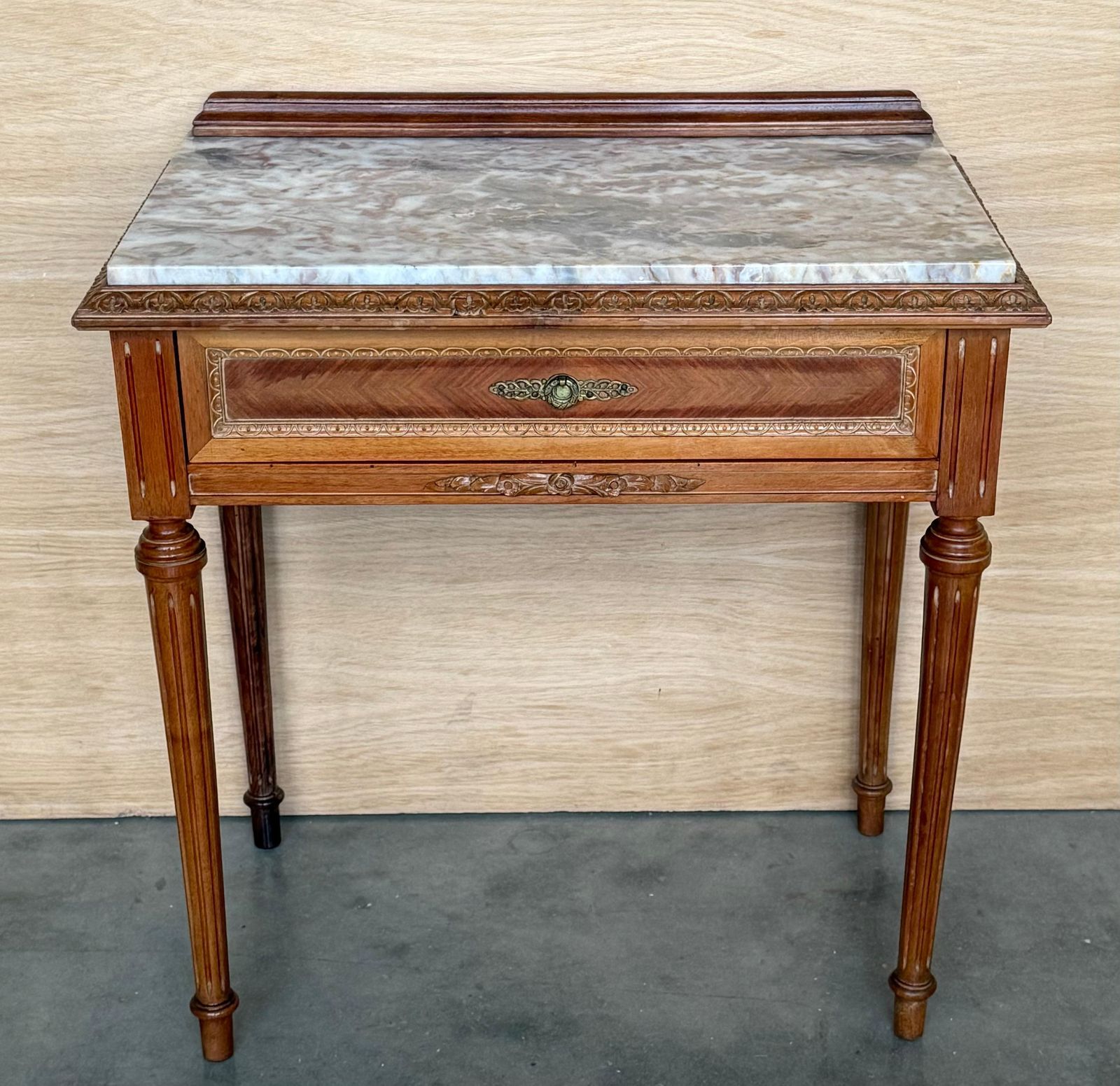 Tables de chevet françaises en bois sculpté, années 1940, lot de 2 photo for sale
