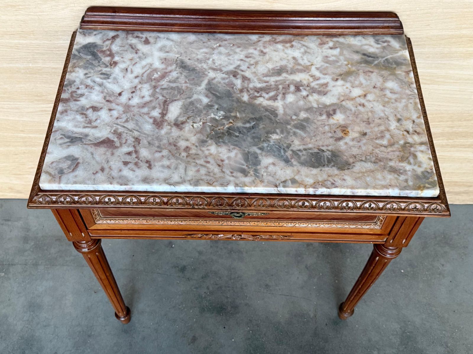 Tables de chevet françaises en bois sculpté, années 1940, lot de 2 photo vinterior