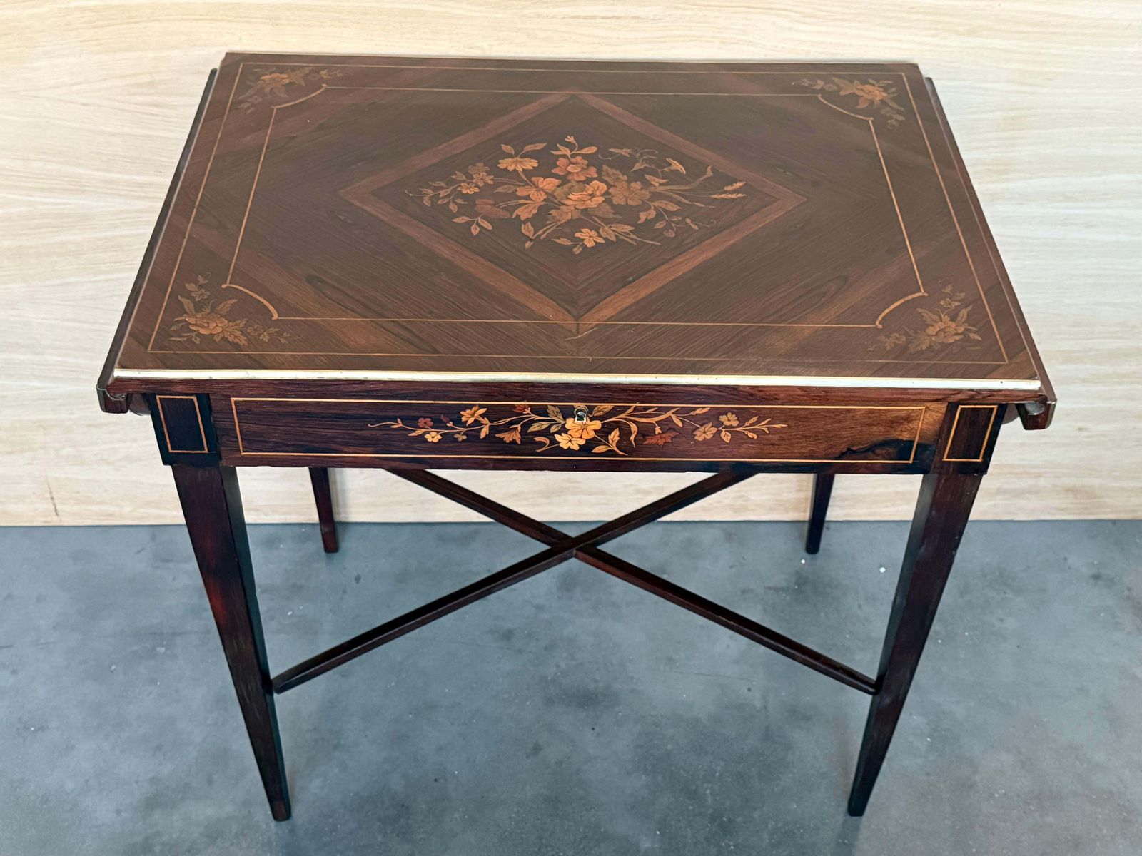 Bureau à abattants en noyer avec marqueterie, style classique italien photo Mobilier
