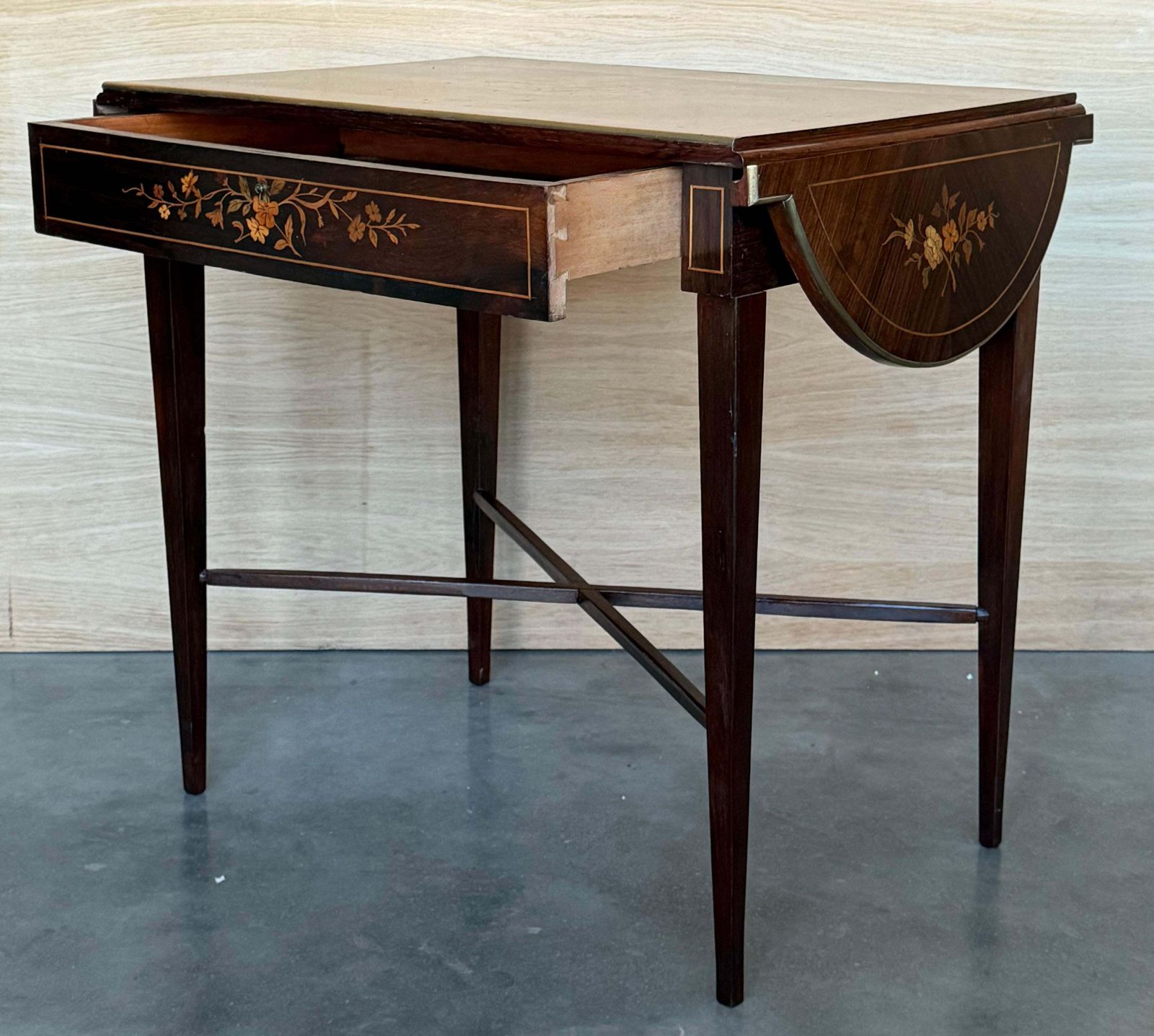 photo furniture Bureau à abattants en noyer avec marqueterie, style classique italien