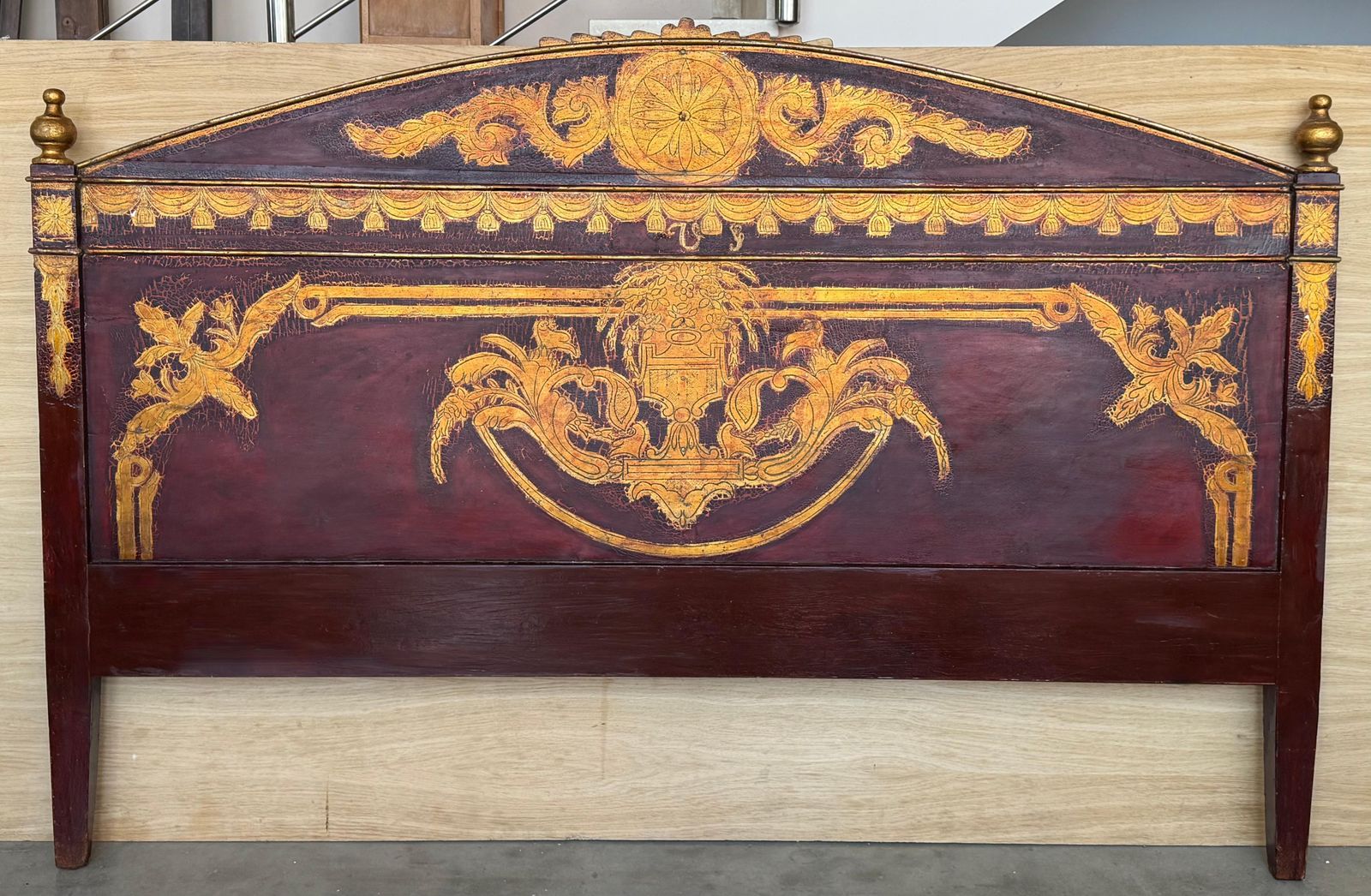 Tête de lit italienne polychrome en grenat et or, XIXe siècle photo furniture