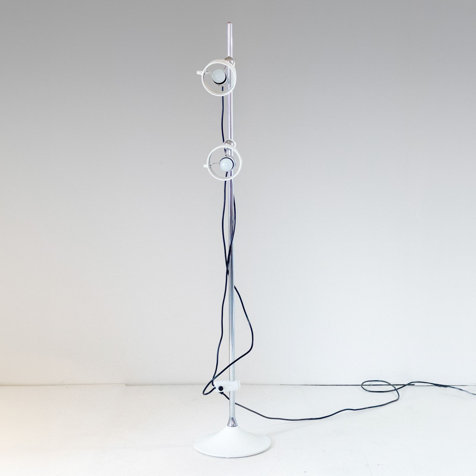 Mid Century Modern White Metal Floor Lamp By Elio Martinelli, 1970s photo Lighting