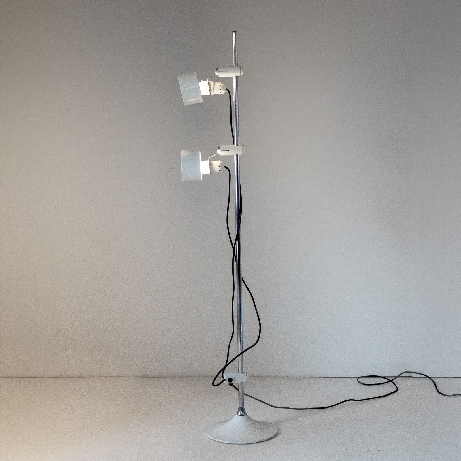 Mid Century Modern White Metal Floor Lamp By Elio Martinelli, 1970s photo buy